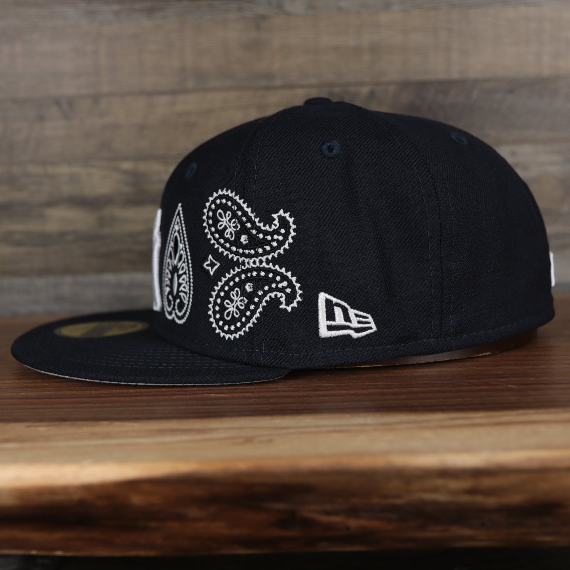 wearers right side of the New York Yankees All Over Paisley Bandana Pattern Grey Bottom 5950 Fitted Cap | Navy