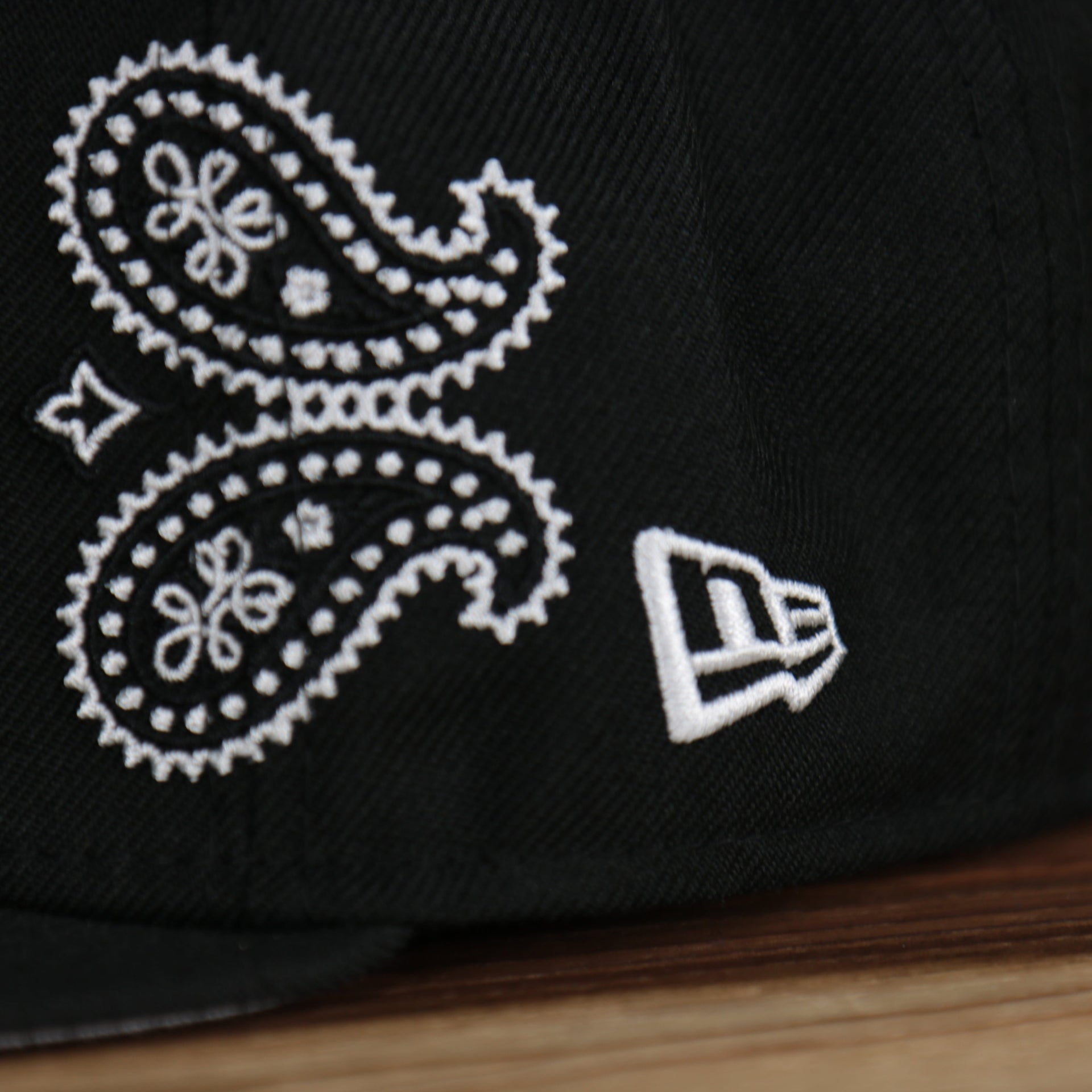 new era logo on the Brooklyn Nets All Over Paisley Bandana Pattern Grey Bottom 5950 Fitted Cap | Black