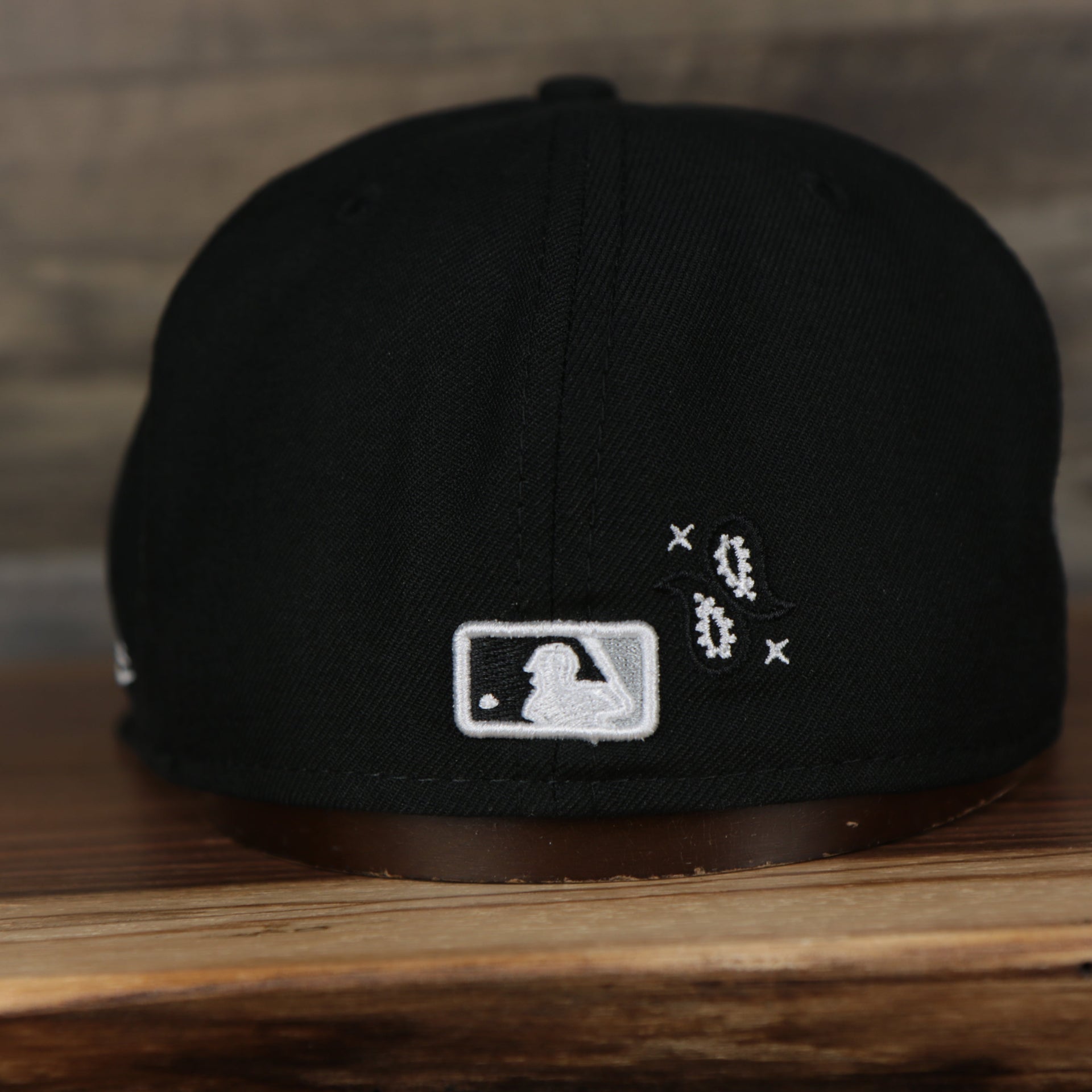 back side of the Chicago White Sox All Over Paisley Bandana Pattern Grey Bottom 5950 Fitted Cap | Black