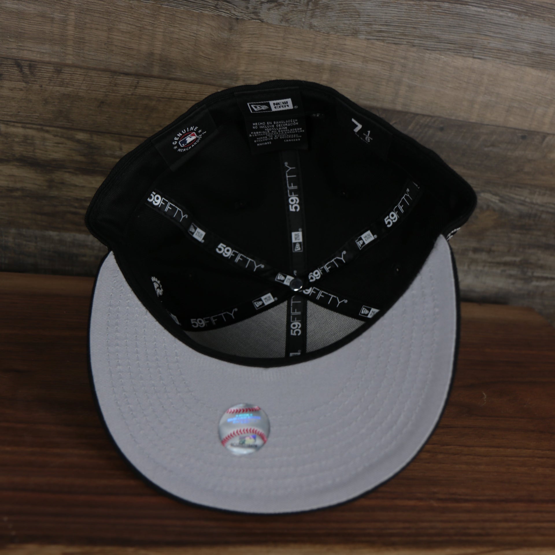 underside of the Chicago White Sox All Over Paisley Bandana Pattern Grey Bottom 5950 Fitted Cap | Black