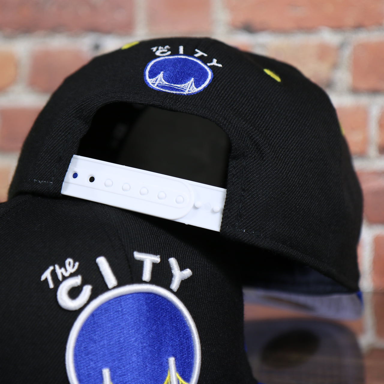 back side of the Golden State Warriors Gray Bottom 9Fifty Snapback Cap | Black