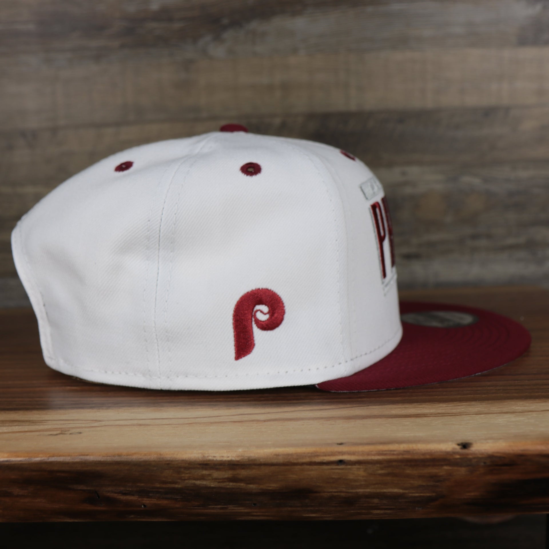 wearers right side of the Philadelphia Phillies Retro 9Fifty Grey Bottom Snapback | White