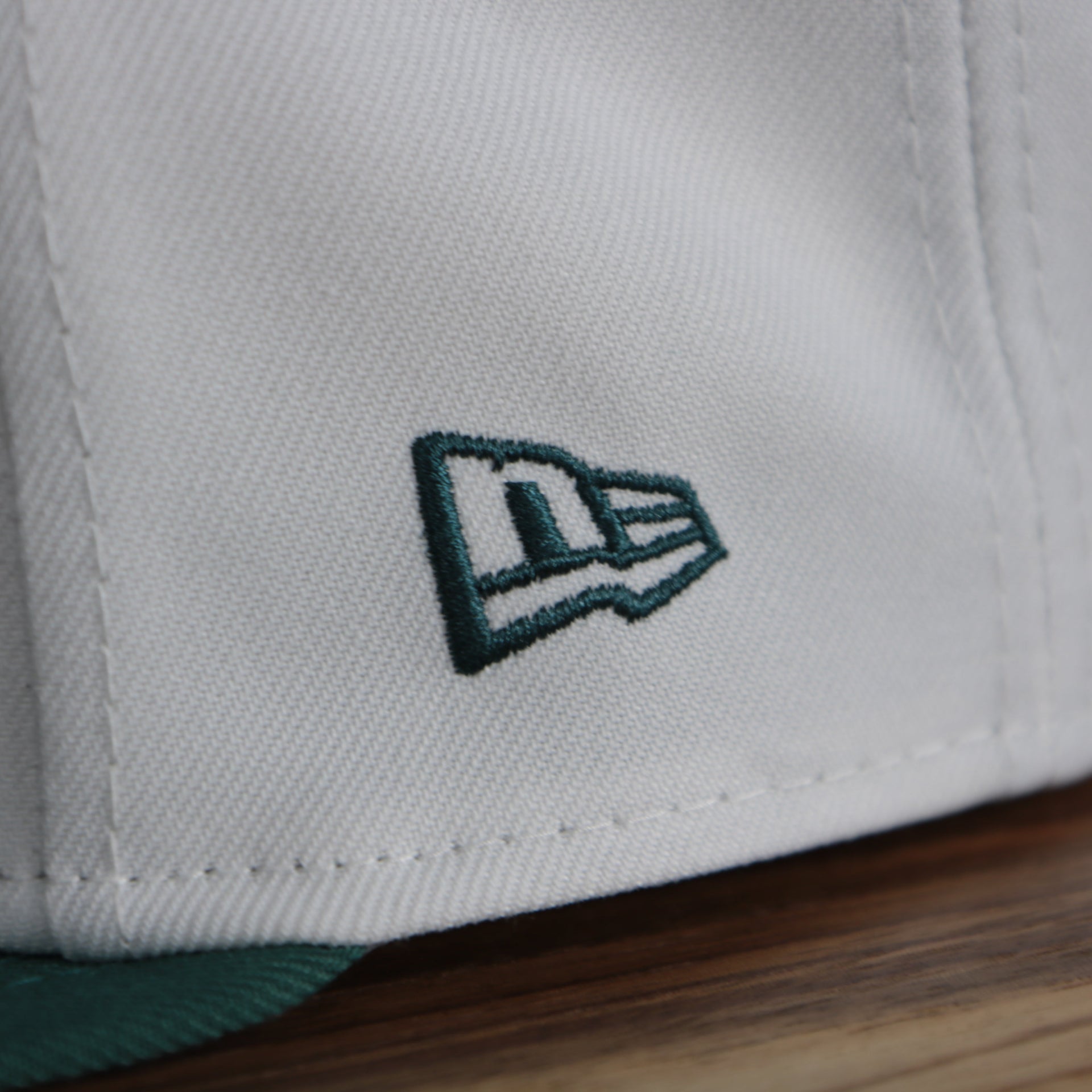 new era logo on the Philadelphia Eagles Retro 9Fifty Grey Bottom Snapback | White