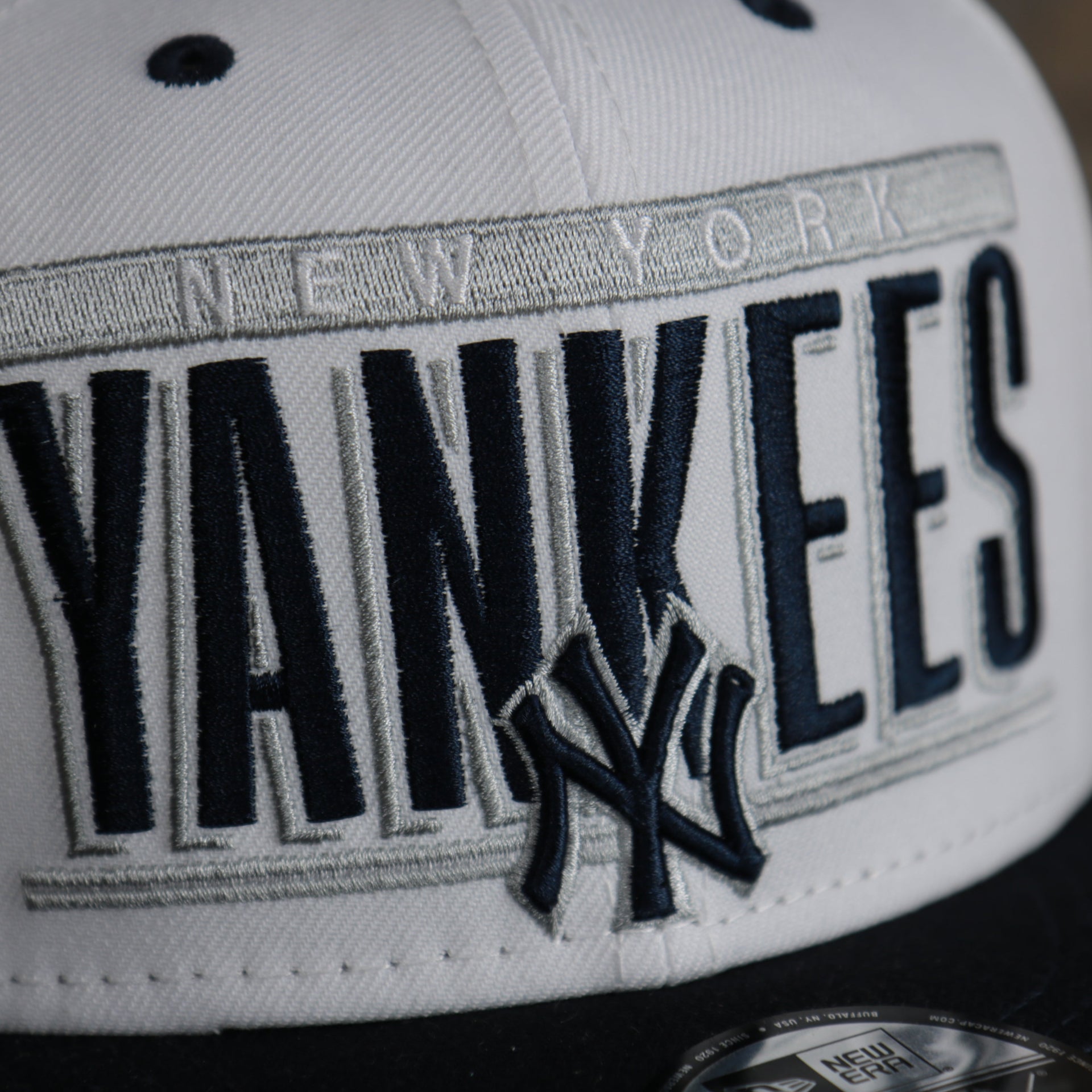 logo shot of the New York Yankees Retro 9Fifty Grey Bottom Snapback | White