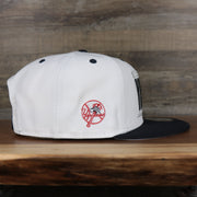 wearers right side of the New York Yankees Retro 9Fifty Grey Bottom Snapback | White