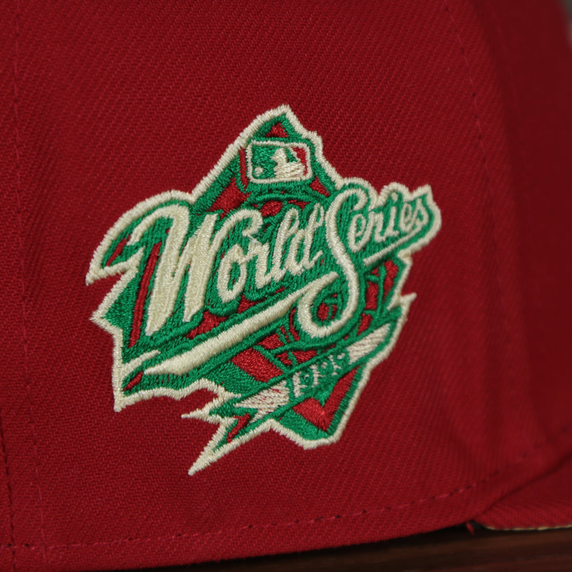 worls series patch on the New York Yankees 1999 World Series Side Patch Yellow Bottom 59Fifty Fitted Cap | Red | State Fruit