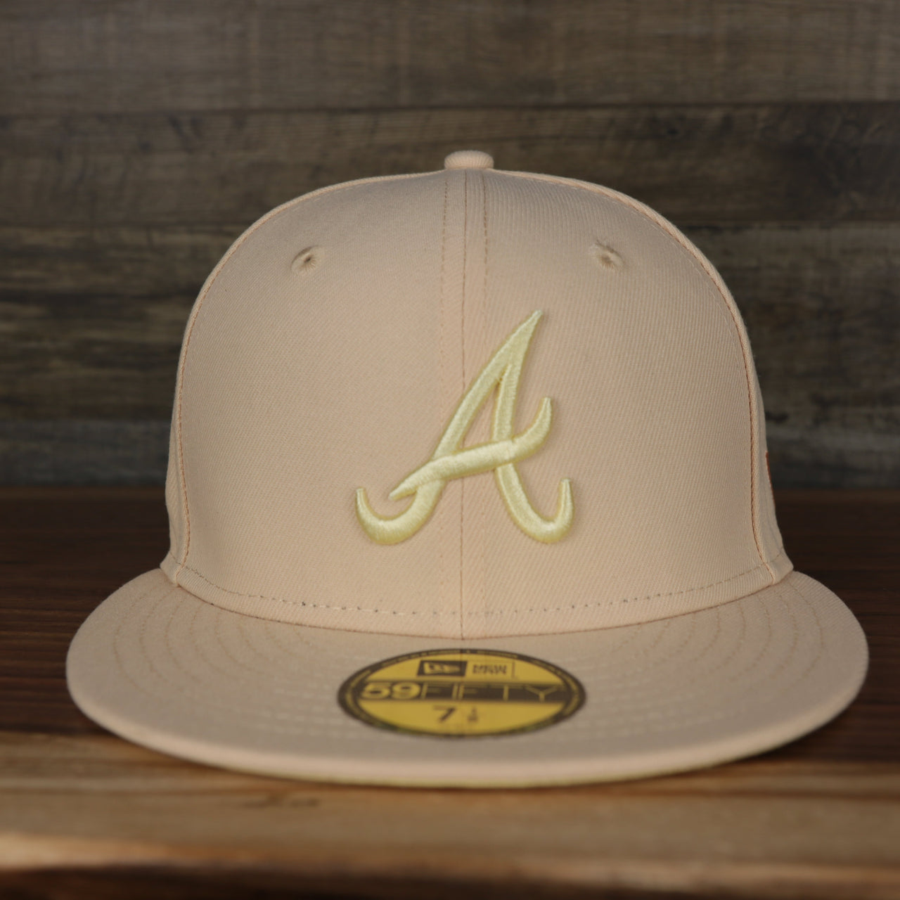 front of the Atlanta Braves 1995 World Series Side Patch Yellow 59Fifty Fitted Cap | Peach | State Fruit