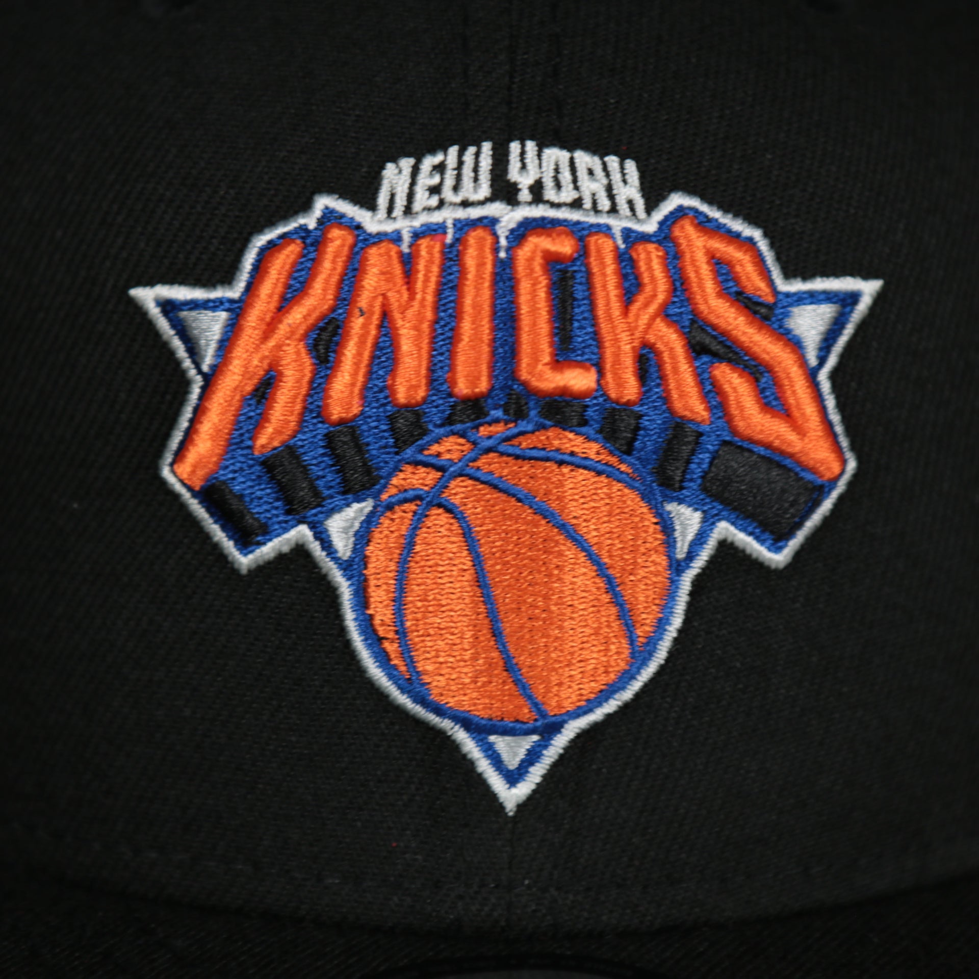logo on the New York Knicks 2021 City Edition Vintage Grey Bottom 9Fifty Snapback | Black
