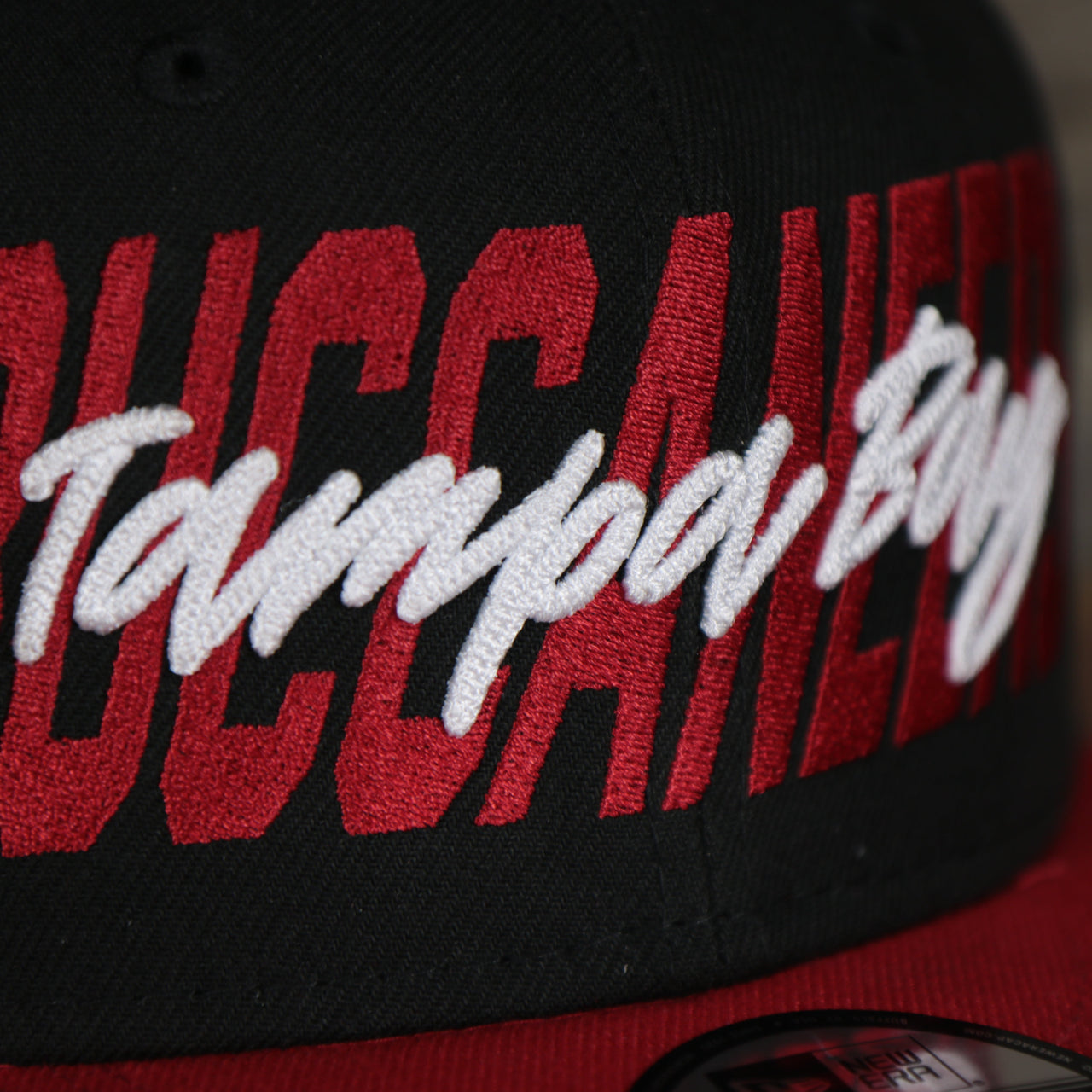 logo shot on the Tampa Bay Buccaneers 2022 NFL Draft 9Fifty Grey Bottom On-Field Snapback | Black