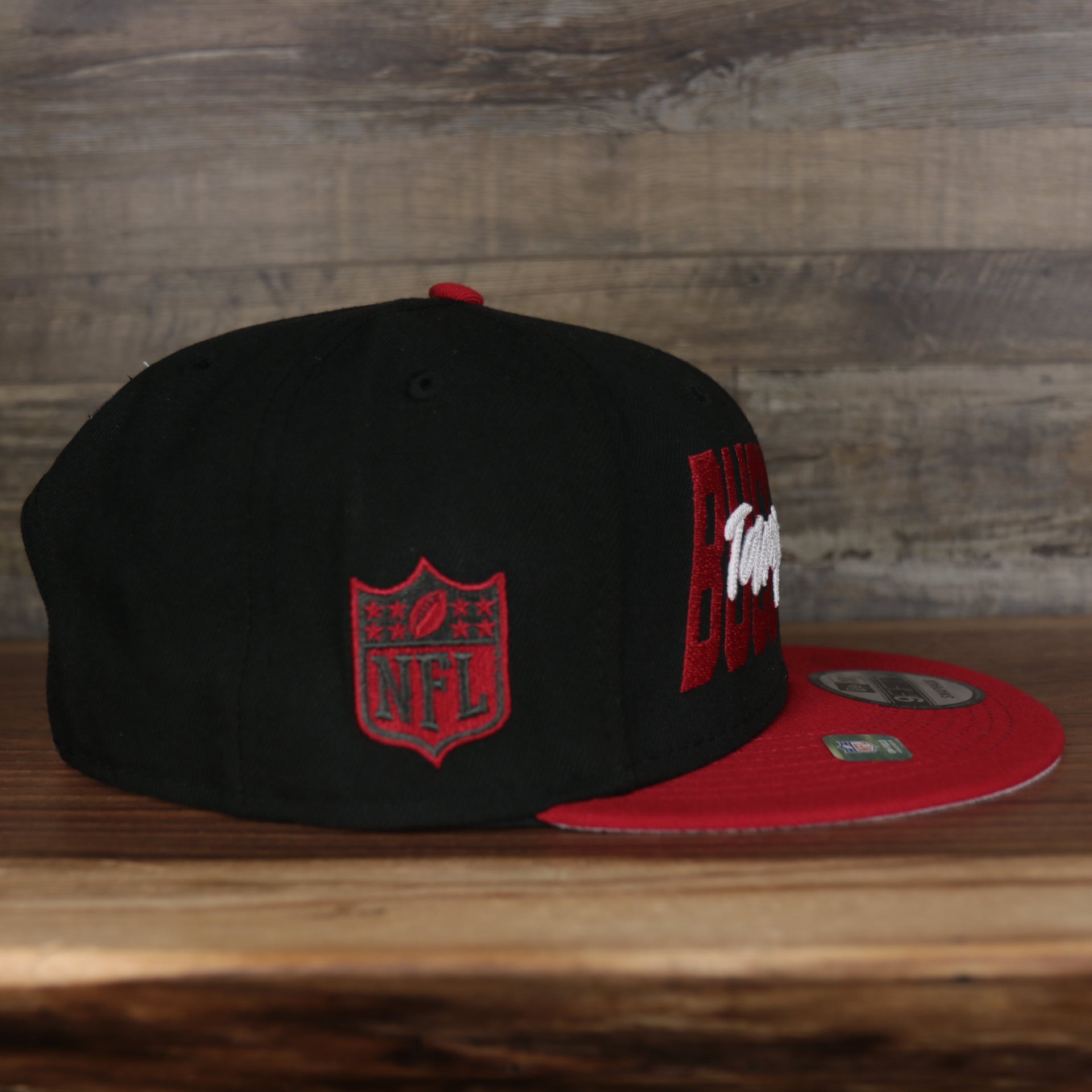 wearers right side of the Tampa Bay Buccaneers 2022 NFL Draft 9Fifty Grey Bottom On-Field Snapback | Black