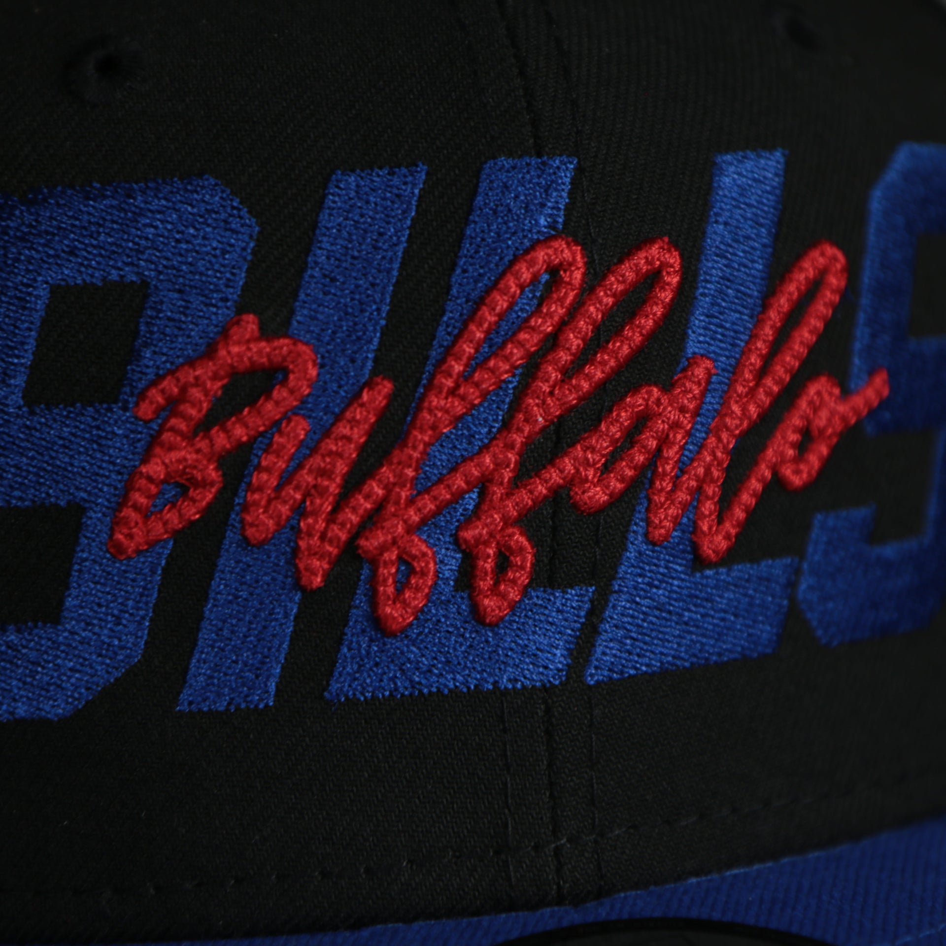 logo shot of the Buffalo Bills 2022 NFL Draft 9Fifty Grey Bottom On-Field Snapback | Black