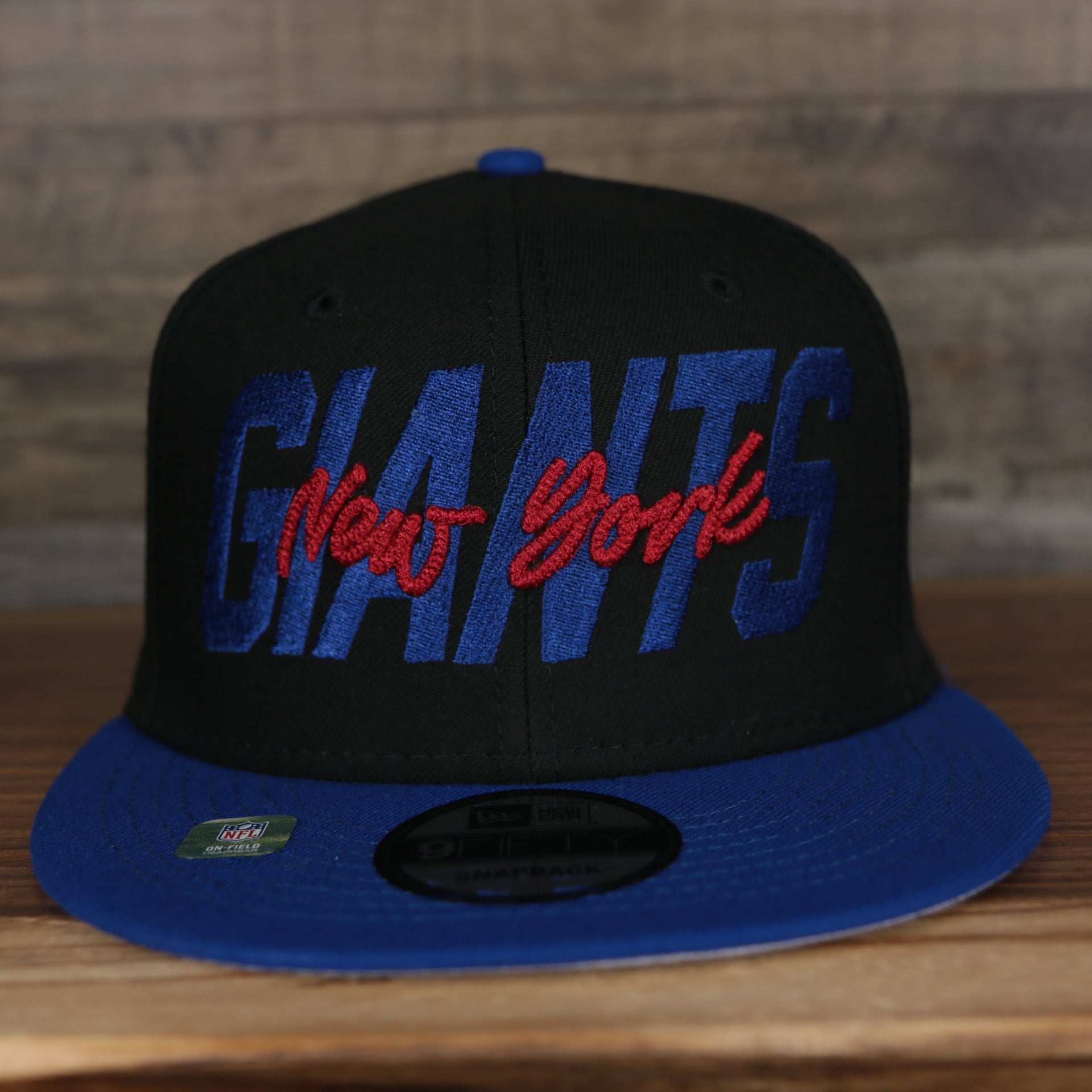 front of the New York Giants 2022 NFL Draft 9Fifty Grey Bottom On-Field Snapback | Black