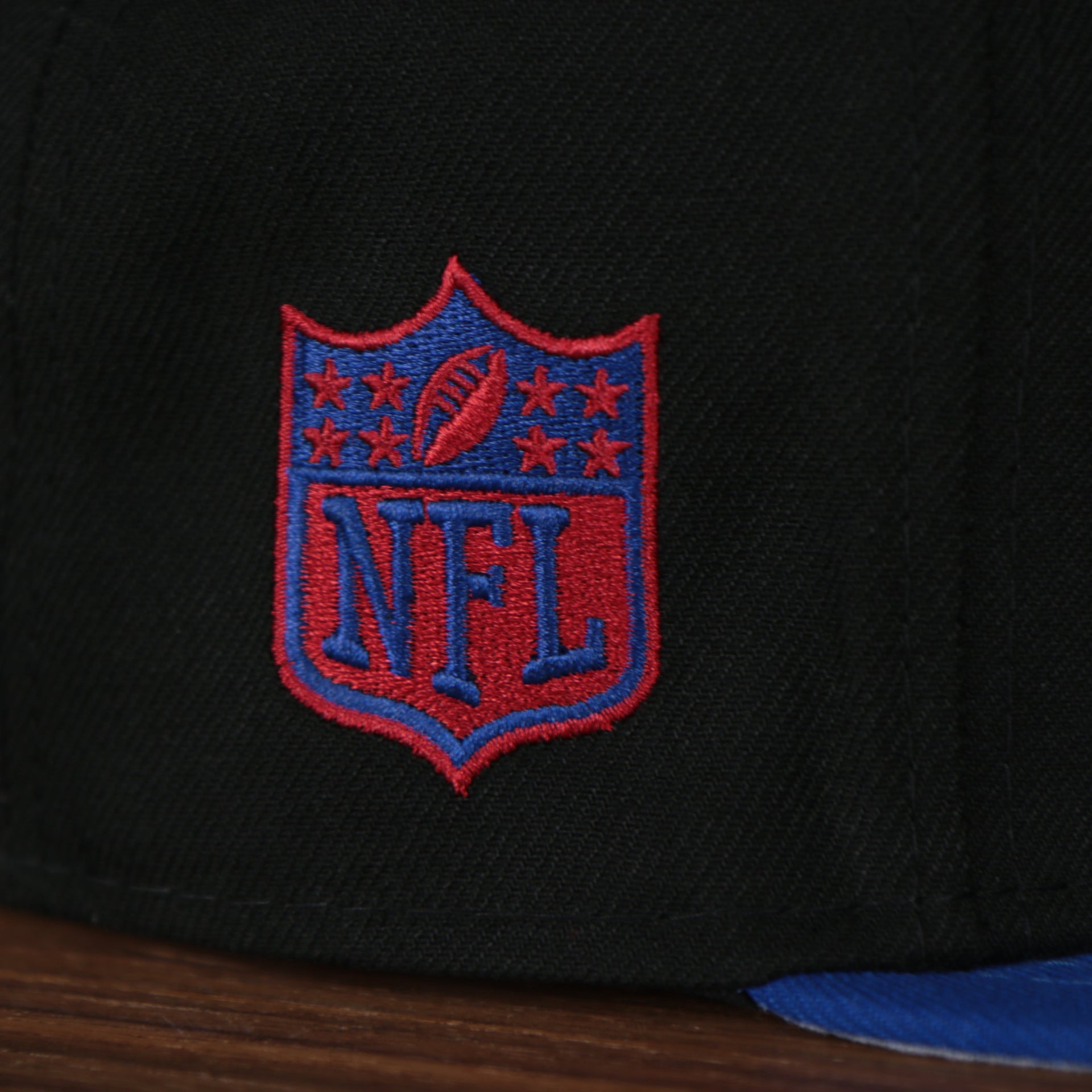 nfl shield on the New York Giants 2022 NFL Draft 9Fifty Grey Bottom On-Field Snapback | Black