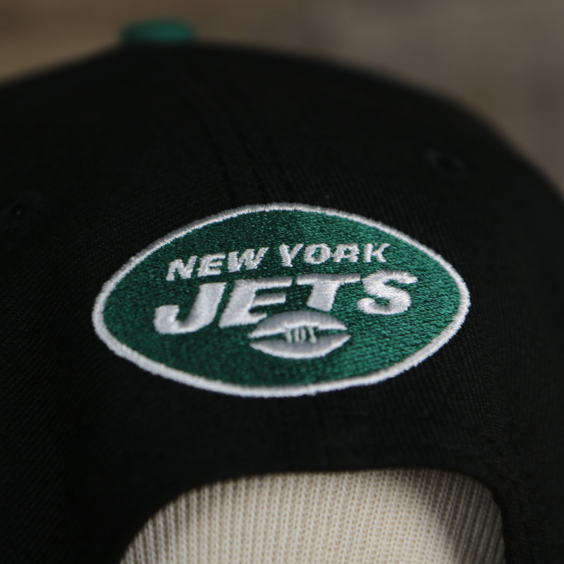 logo shot on the New York Jets 2022 NFL Draft 9Fifty Grey Bottom On-Field Snapback | Black