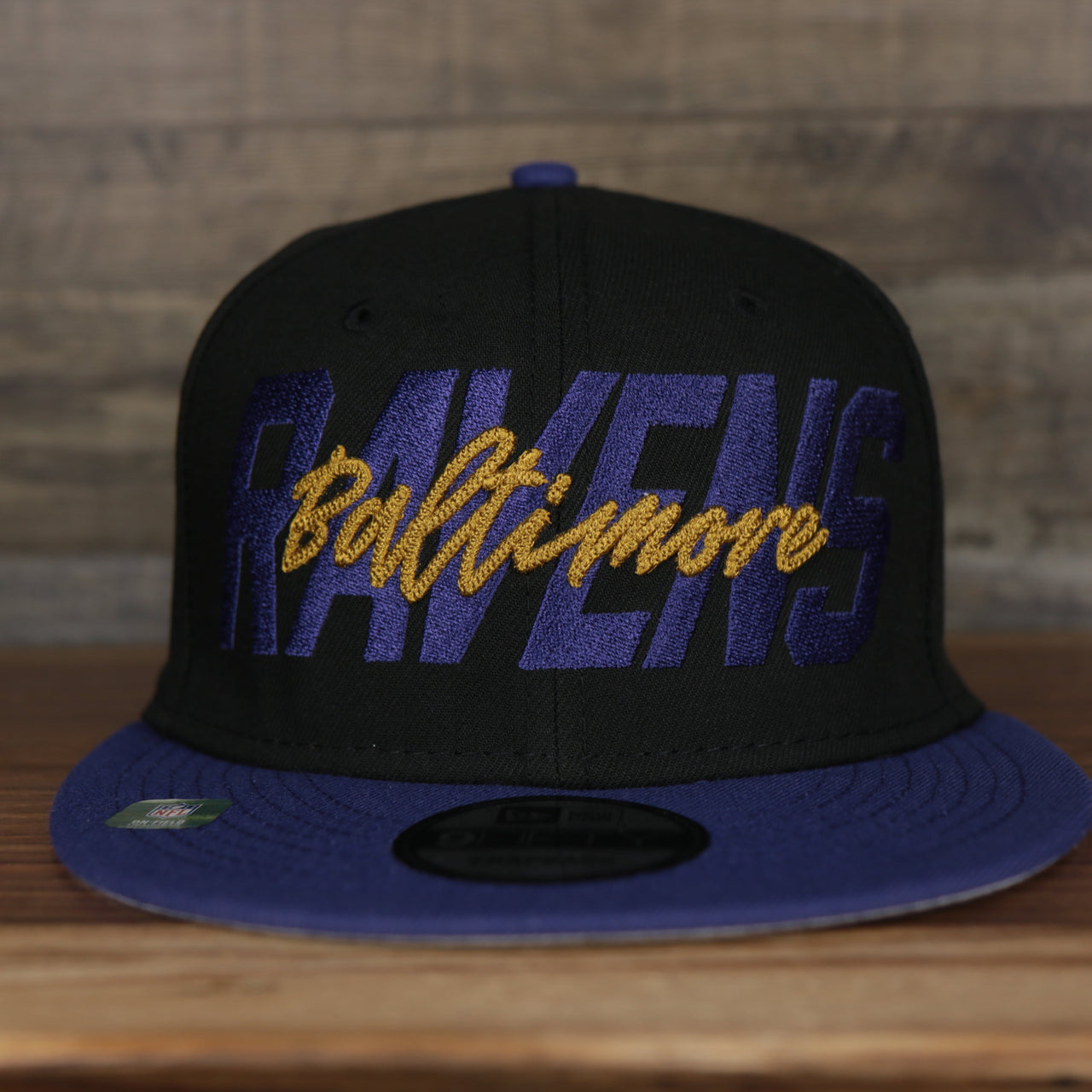 front of the Baltimore Ravens 2022 NFL Draft 9Fifty Grey Bottom On-Field Snapback | Black