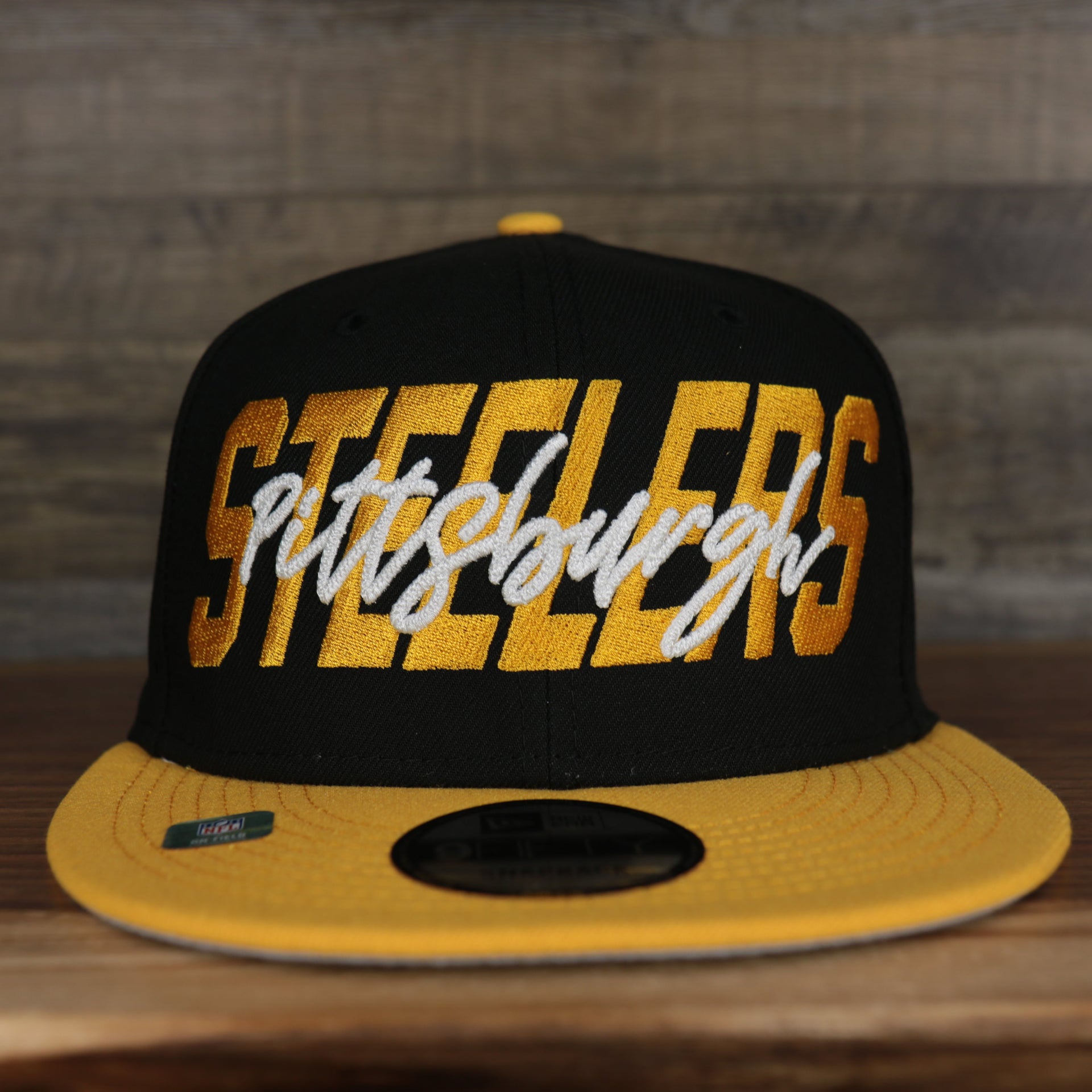 front of the Pittsburgh Steelers 2022 NFL Draft 9Fifty Grey Bottom On-Field Snapback | Black