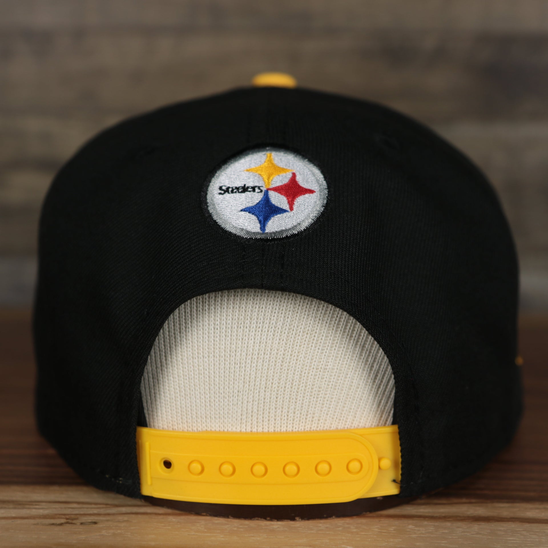 back of the Pittsburgh Steelers 2022 NFL Draft 9Fifty Grey Bottom On-Field Snapback | Black
