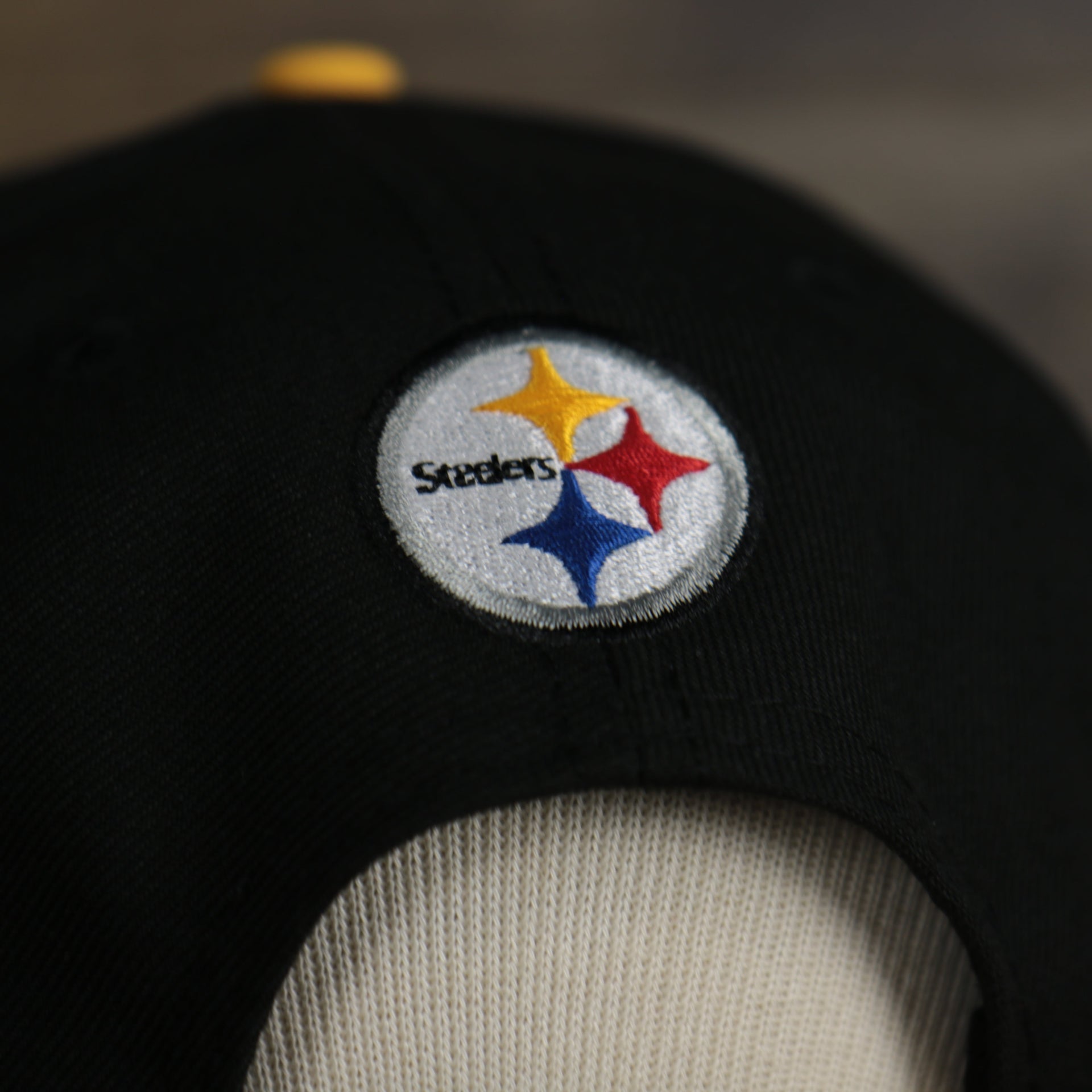 logo shot on the Pittsburgh Steelers 2022 NFL Draft 9Fifty Grey Bottom On-Field Snapback | Black