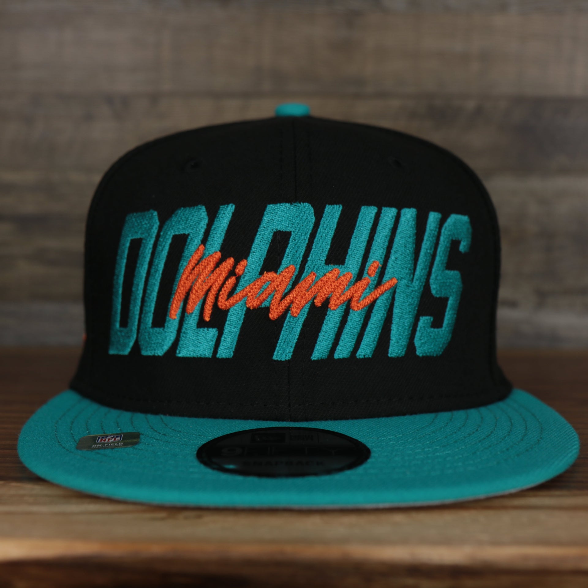 front of the Miami Dolphins 2022 NFL Draft 9Fifty Grey Bottom On-Field Snapback | Black