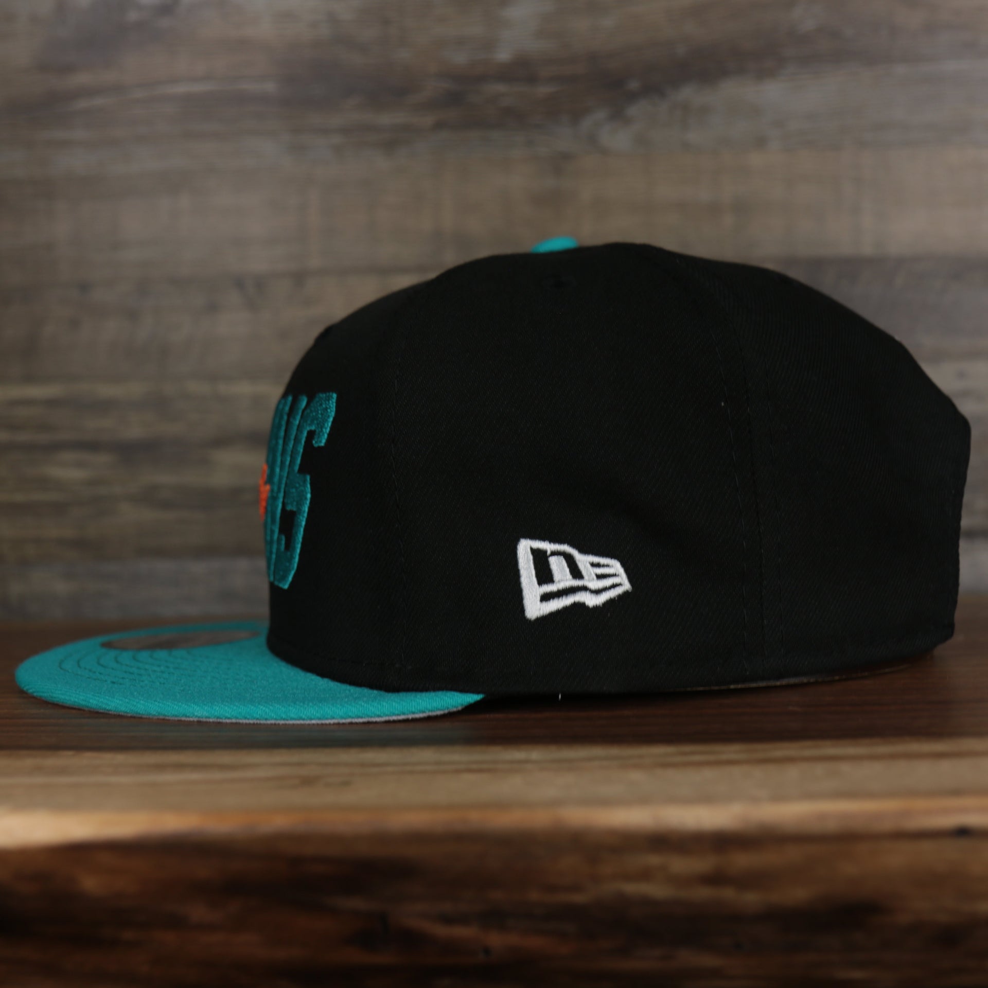 wearers left of the Miami Dolphins 2022 NFL Draft 9Fifty Grey Bottom On-Field Snapback | Black