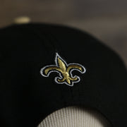 logo shot of the New Orleans Saints 2022 NFL Draft 9Fifty Grey Bottom On-Field Snapback | Black
