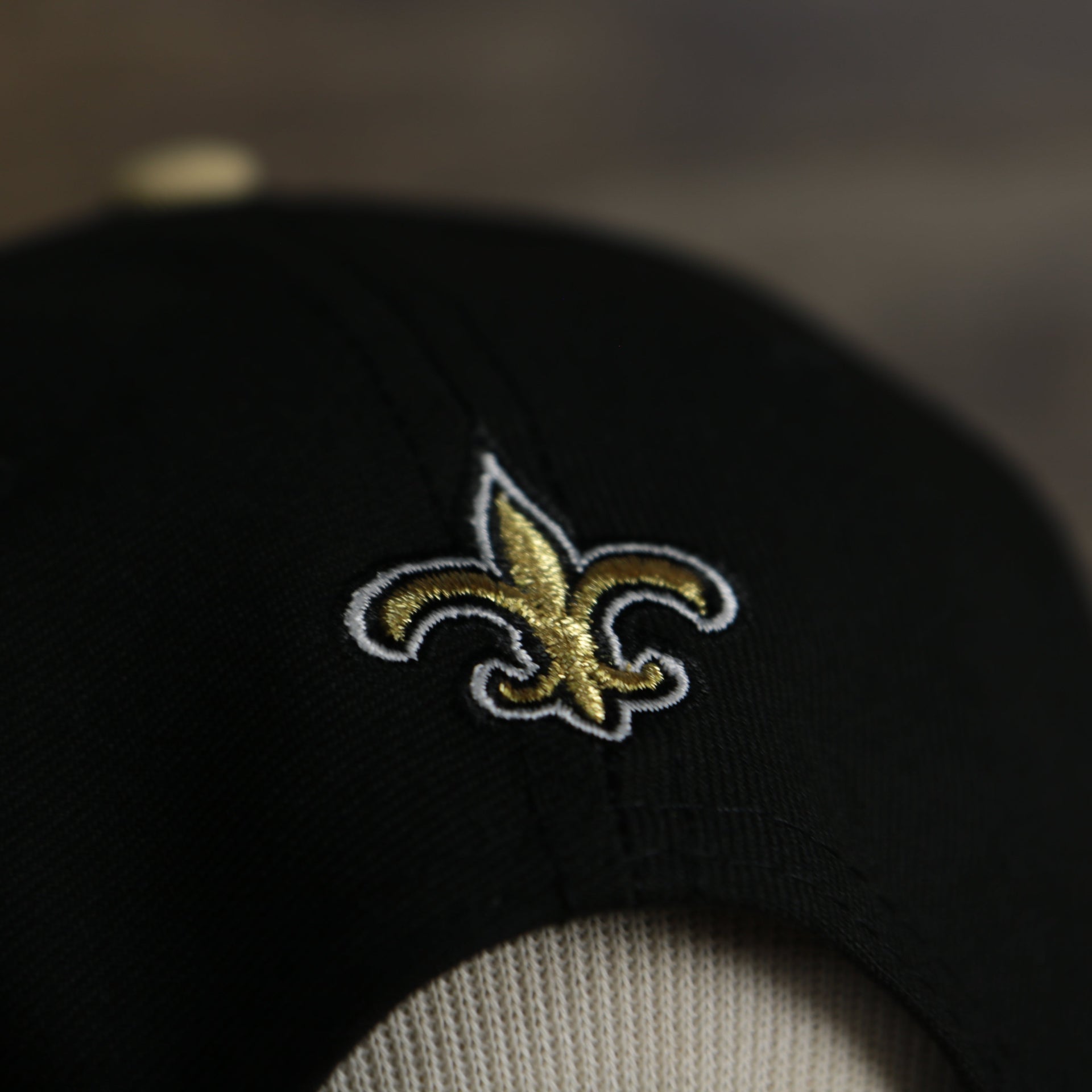 logo shot of the New Orleans Saints 2022 NFL Draft 9Fifty Grey Bottom On-Field Snapback | Black