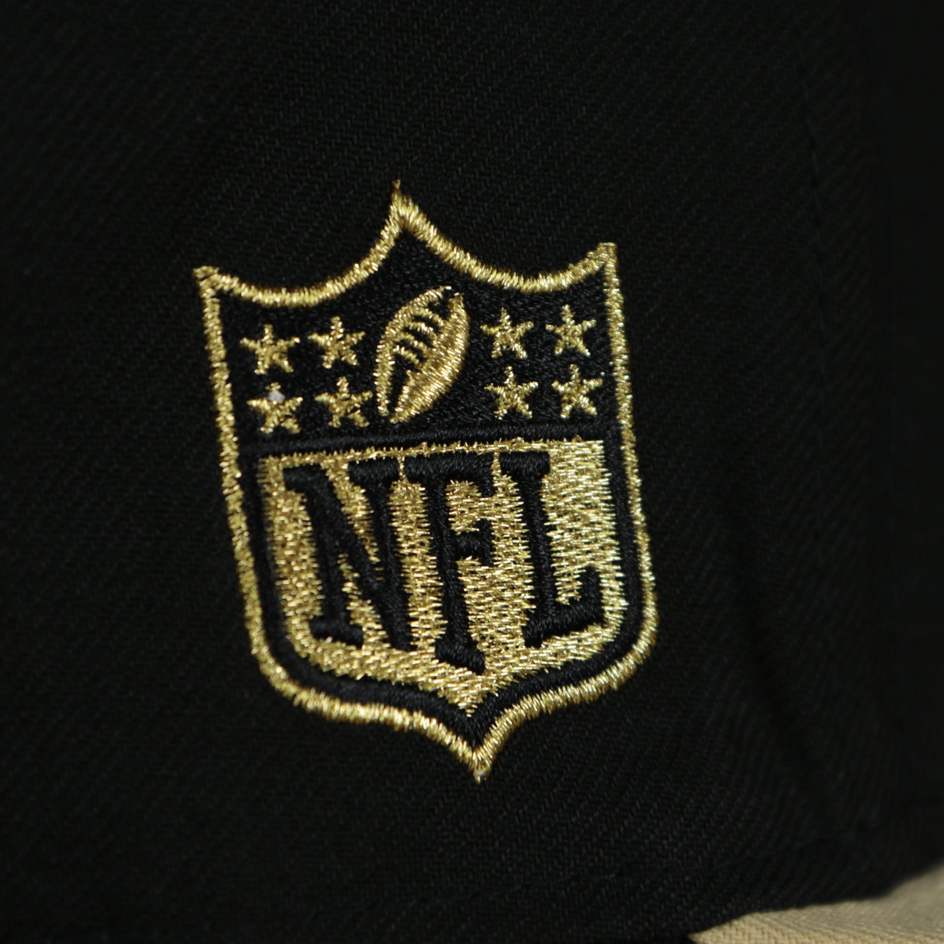 nfl logo on the New Orleans Saints 2022 NFL Draft 9Fifty Grey Bottom On-Field Snapback | Black