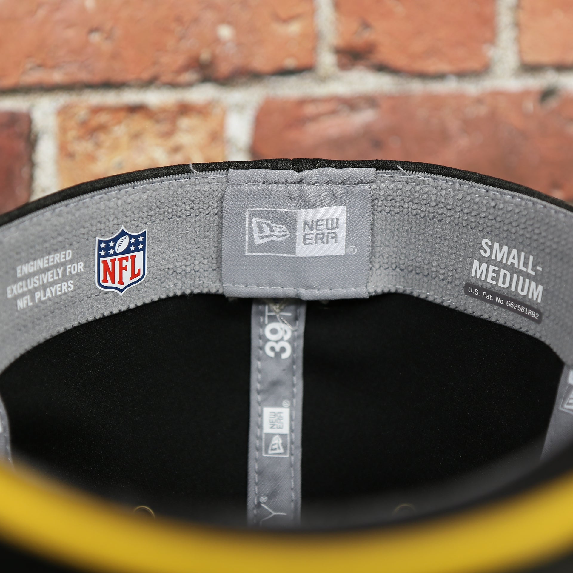 New era label on the Pittsburgh Steelers Onfield NFL Sideline Side Patch 39Thirty Flexfit Cap | Yellow 39Thirty Cap