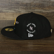 The wearer's left on the Pittsburgh Pirates “Scribble” Side Patch Gray Bottom 59Fifty Fitted Cap