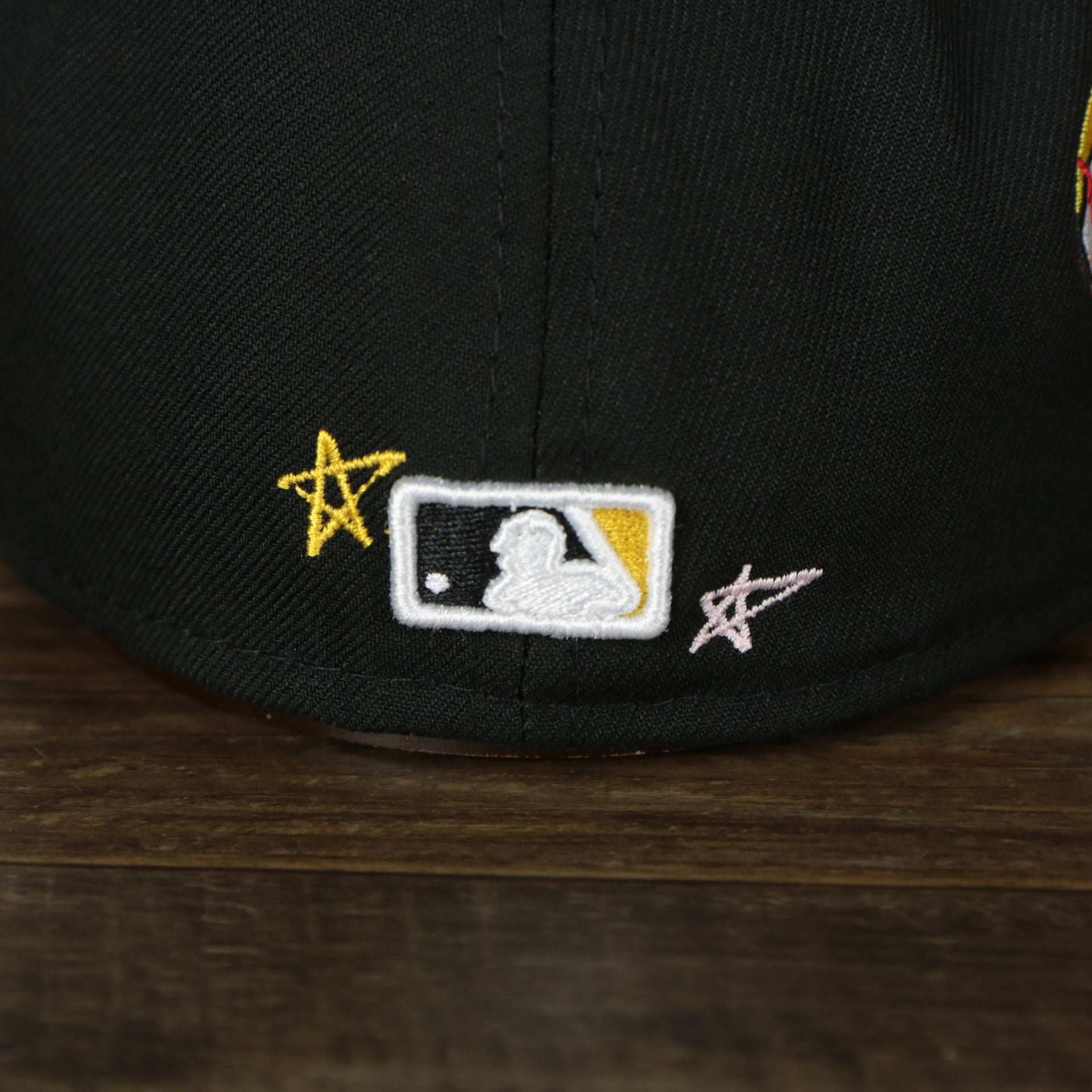 A close up of the MLB Batterman on the Pittsburgh Pirates “Scribble” Side Patch Gray Bottom 59Fifty Fitted Cap