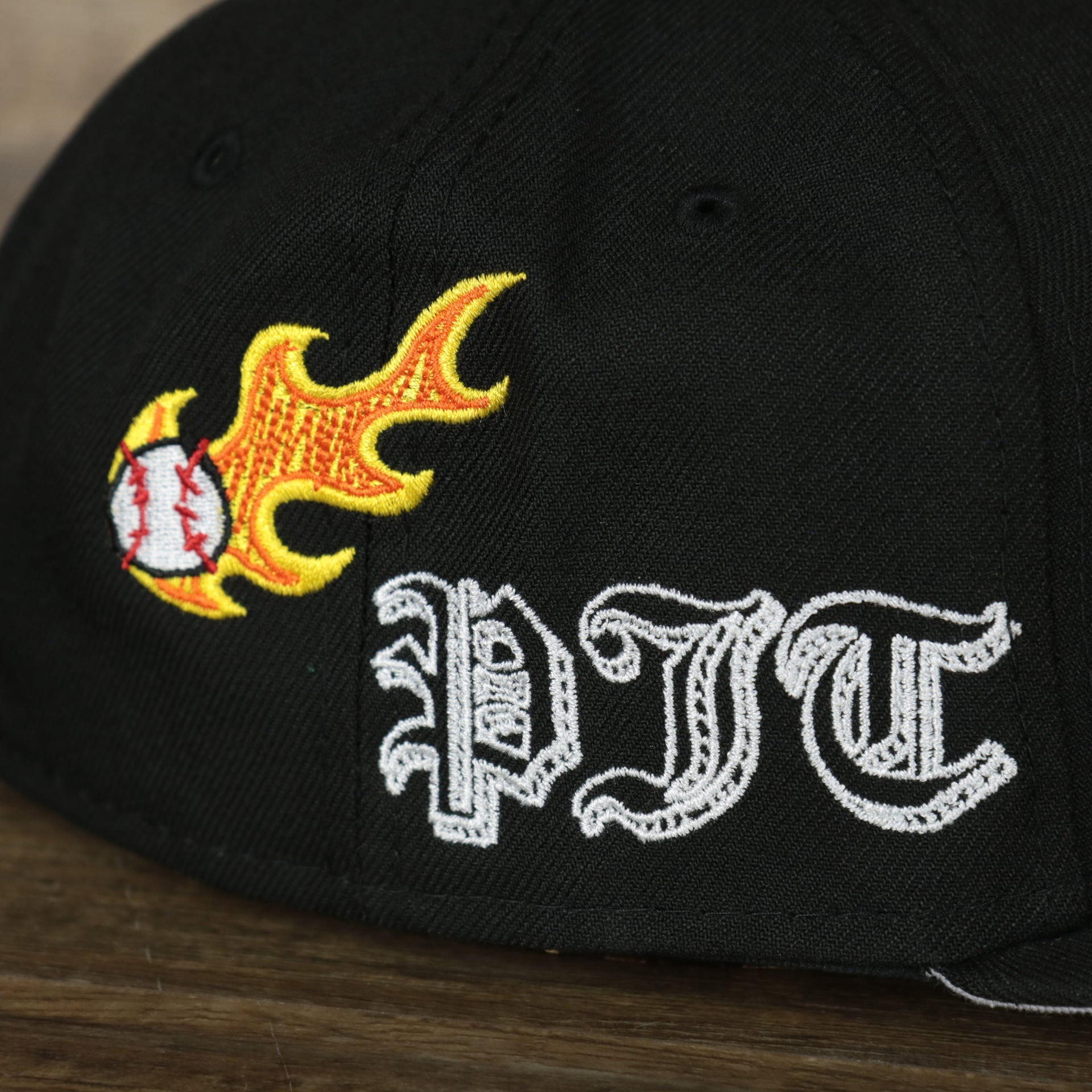 A close up of the custom side patches on the Pittsburgh Pirates “Scribble” Side Patch Gray Bottom 59Fifty Fitted Cap