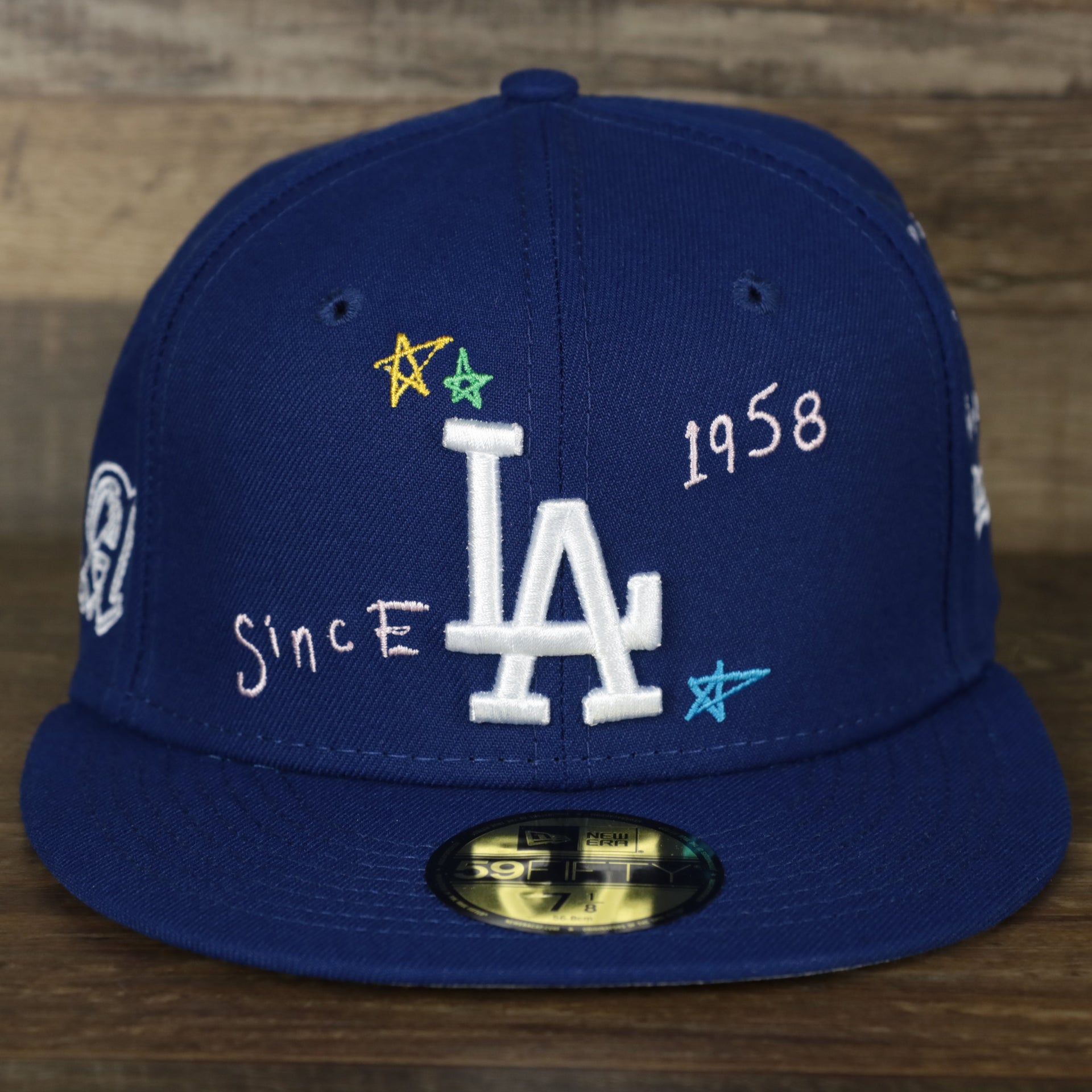 The front of the Los Angeles Dodgers “Scribble” Side Patch Gray Bottom 59Fifty Fitted Cap
