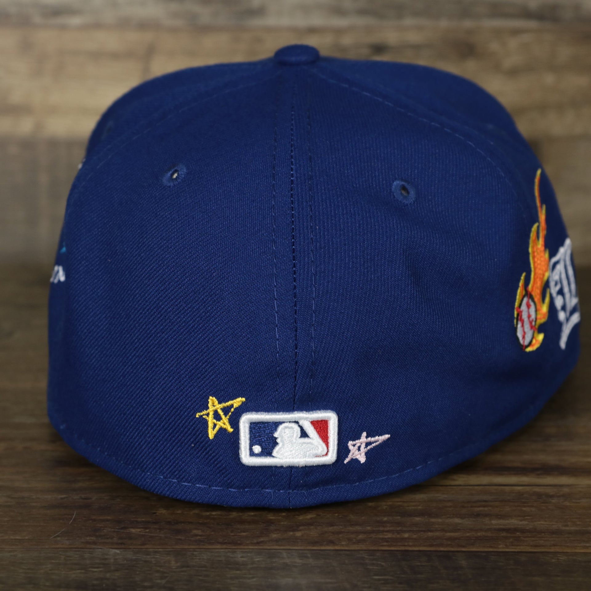 The back of the Los Angeles Dodgers “Scribble” Side Patch Gray Bottom 59Fifty Fitted Cap