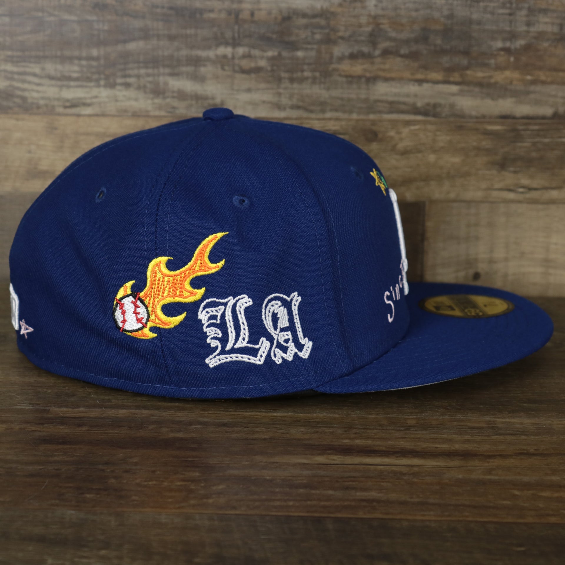 The wearer's right on the Los Angeles Dodgers “Scribble” Side Patch Gray Bottom 59Fifty Fitted Cap
