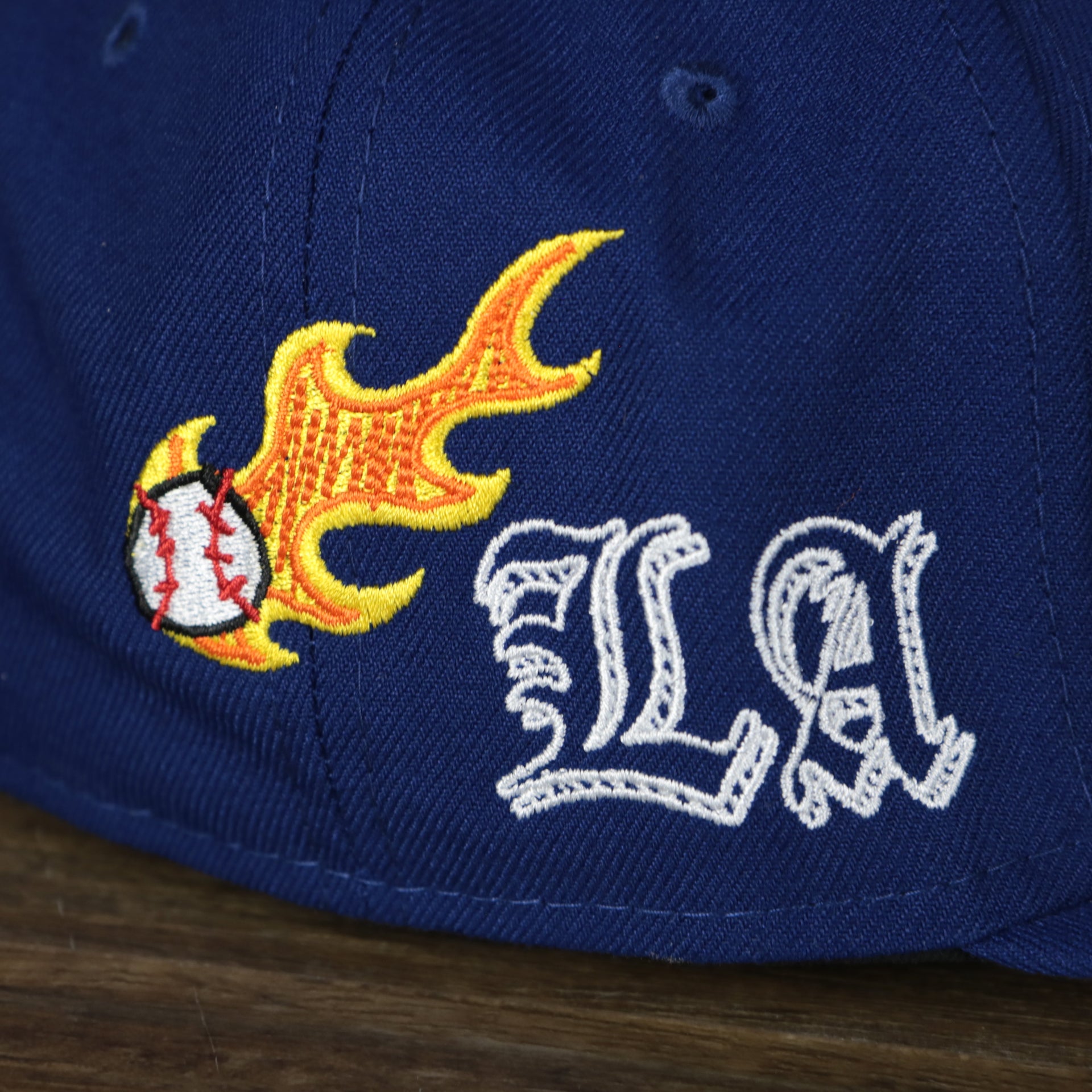 A close up of the side patch on the Los Angeles Dodgers “Scribble” Side Patch Gray Bottom 59Fifty Fitted Cap