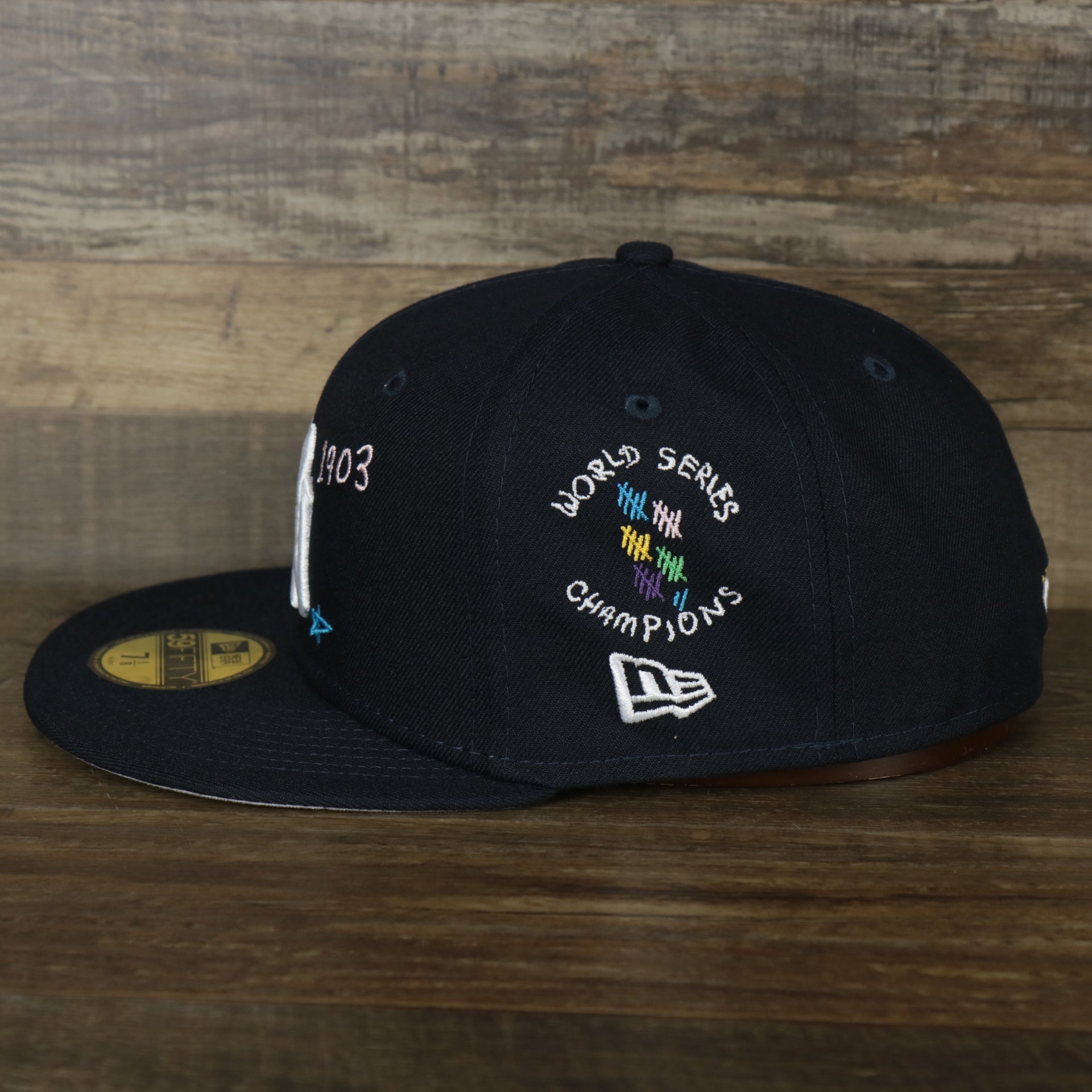 The wearer's left on the New York Yankees “Scribble” Side Patch Gray Bottom 59Fifty Fitted Cap