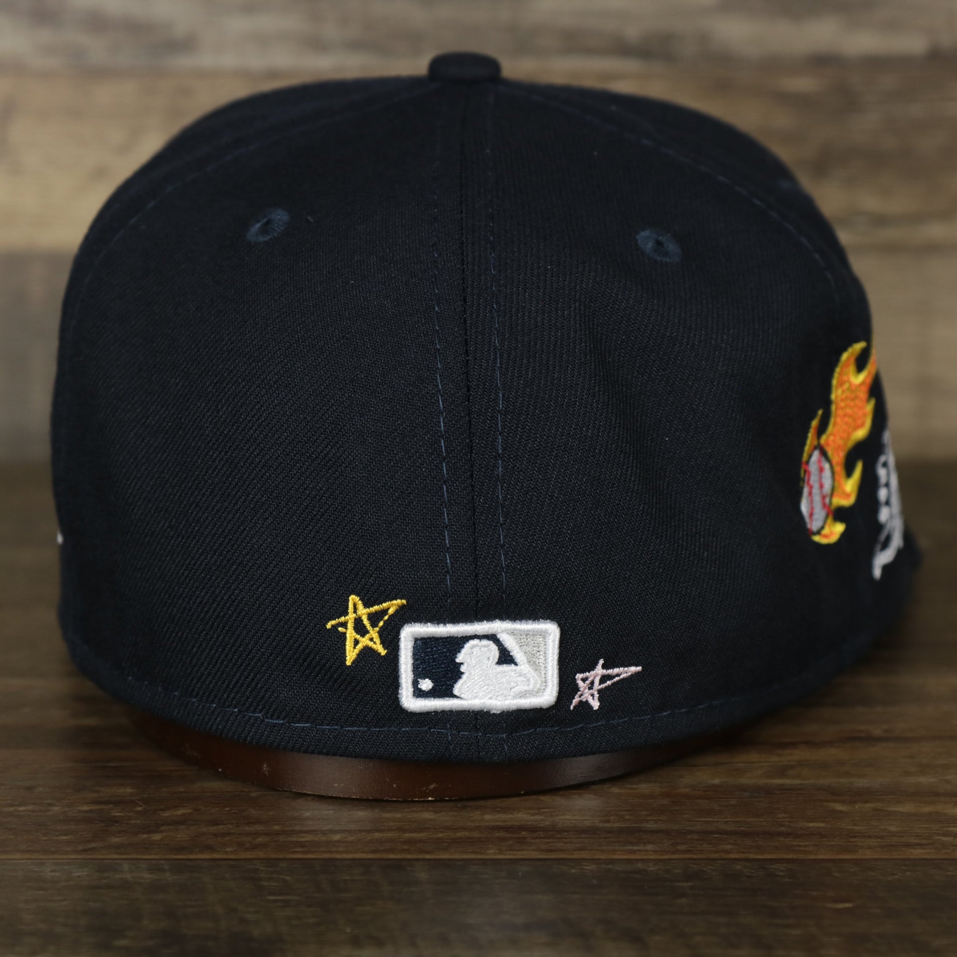The backside of the New York Yankees “Scribble” Side Patch Gray Bottom 59Fifty Fitted Cap