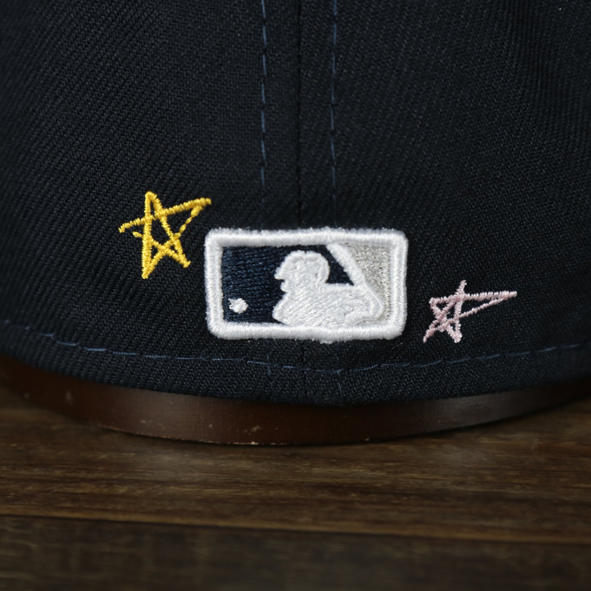 A close up of the MLB Batterman logo on the New York Yankees “Scribble” Side Patch Gray Bottom 59Fifty Fitted Cap