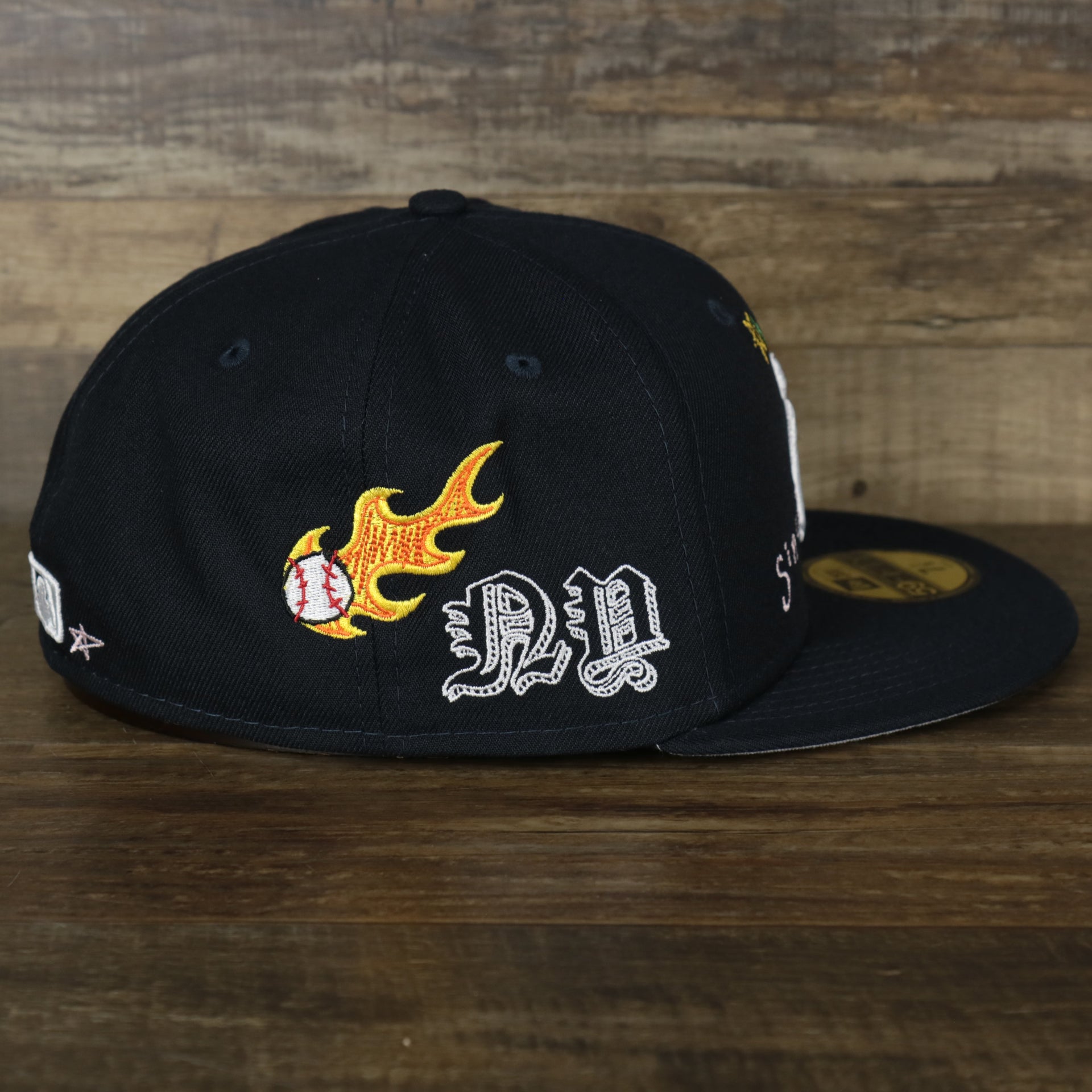 The wearer's right on the New York Yankees “Scribble” Side Patch Gray Bottom 59Fifty Fitted Cap