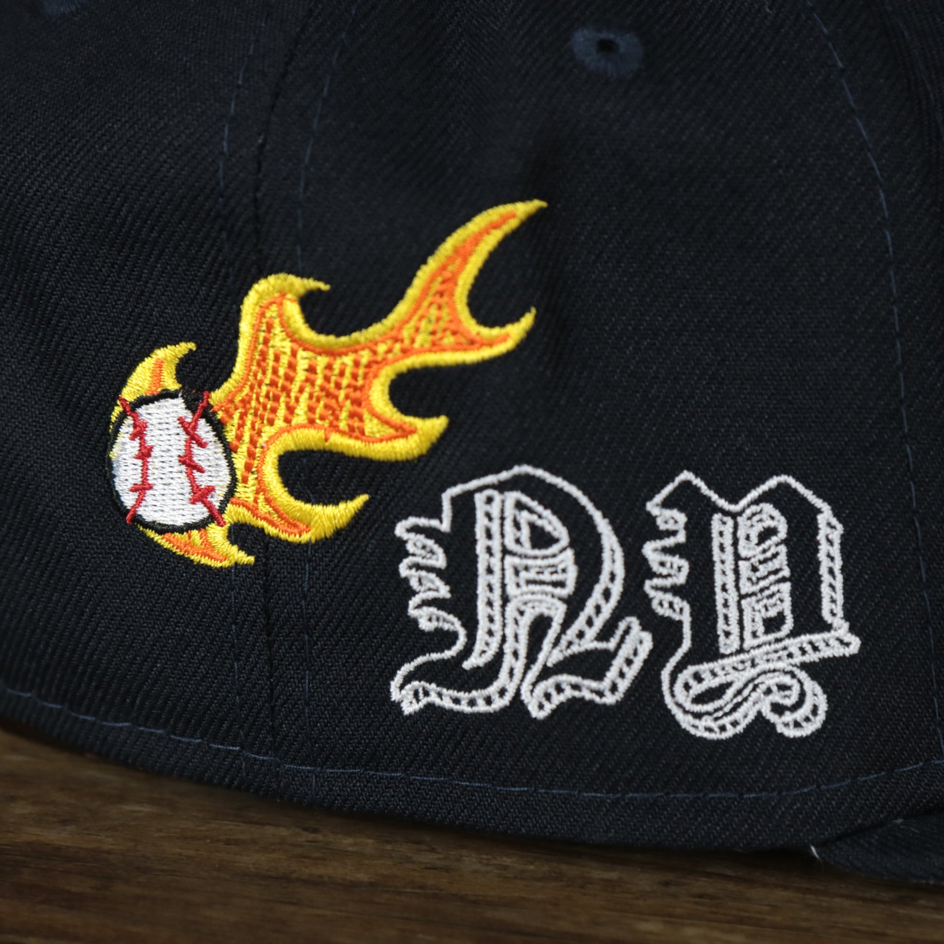 A close up of the side patches on the New York Yankees “Scribble” Side Patch Gray Bottom 59Fifty Fitted Cap