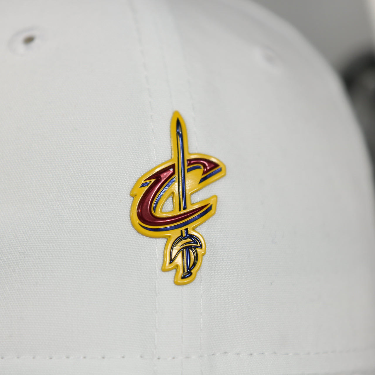 cavaliers logo on the Golden State Warriors NBA Draft 9Twenty Dad Hat With Suede Visor | Royal Blue Baseball Hat