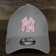 The front of the New York Mets 2022 Mother’s Day On-Field 39Thirty Flexfit Cap