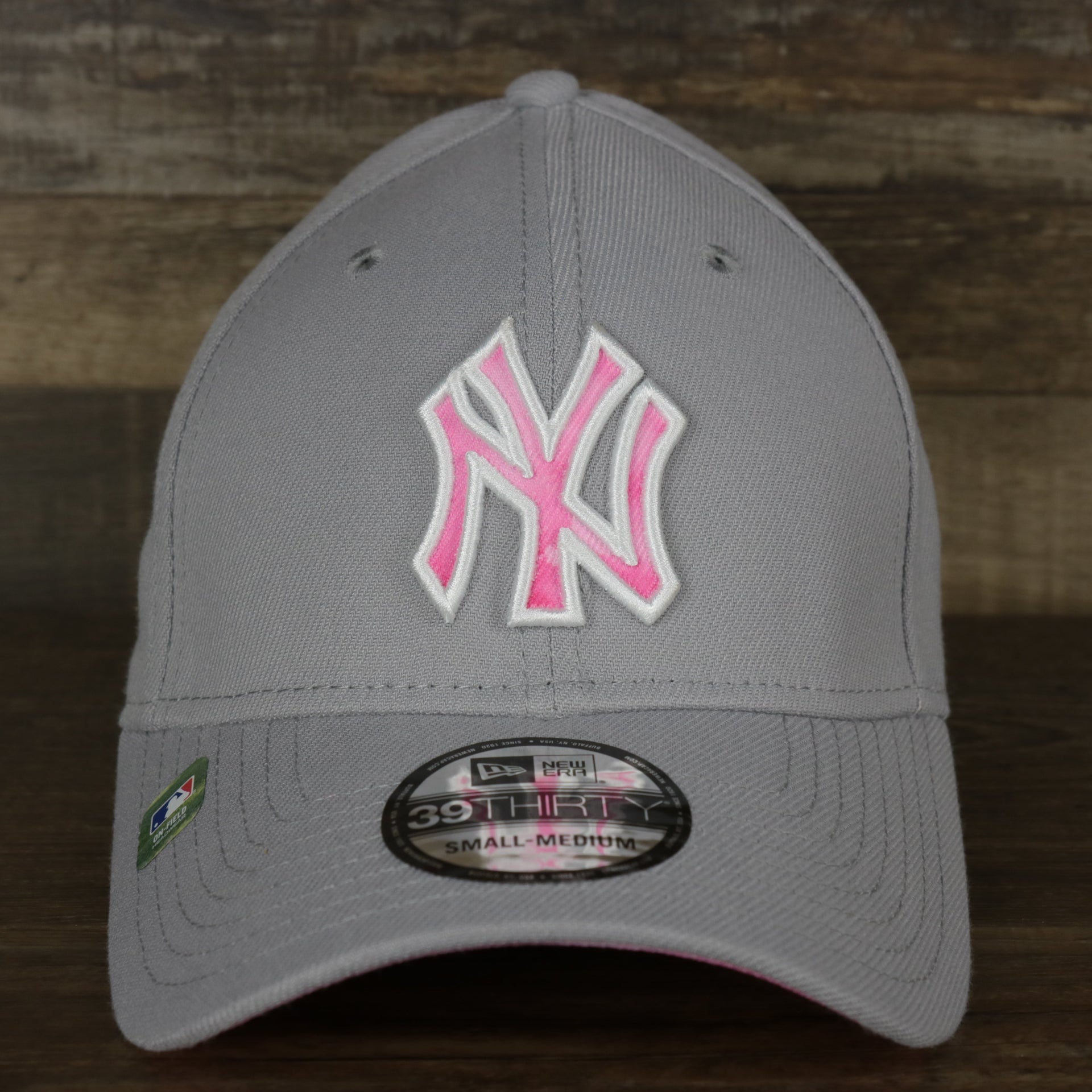 The front of the New York Mets 2022 Mother’s Day On-Field 39Thirty Flexfit Cap