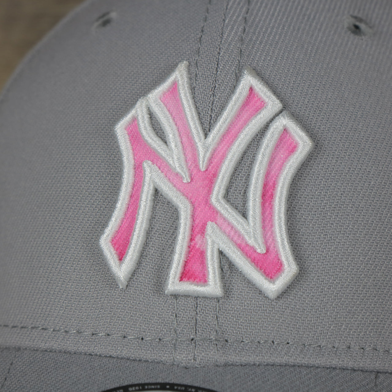 A close up of the Yankees logo on the New York Mets 2022 Mother’s Day On-Field 39Thirty Flexfit Cap