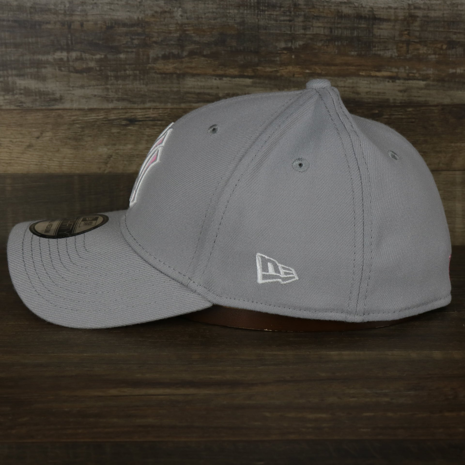 The wearer's left on the New York Mets 2022 Mother’s Day On-Field 39Thirty Flexfit Cap
