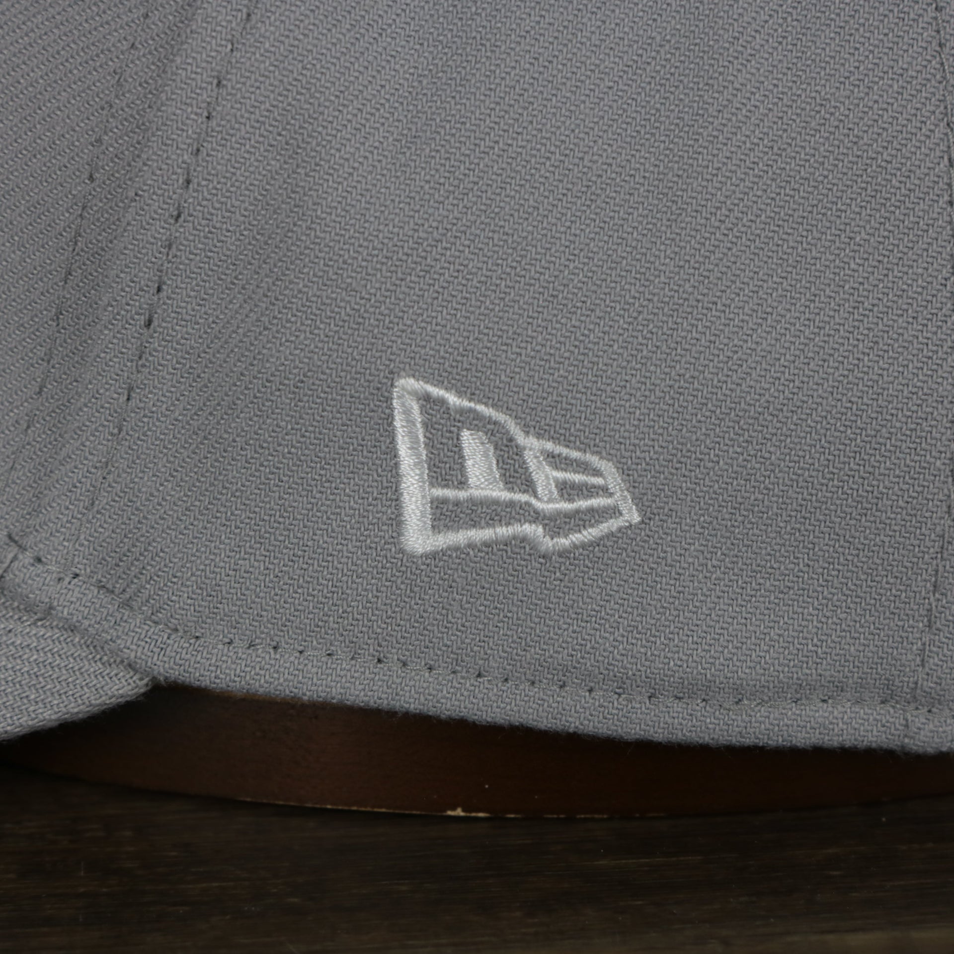A close up of the New Era logo on the New York Mets 2022 Mother’s Day On-Field 39Thirty Flexfit Cap