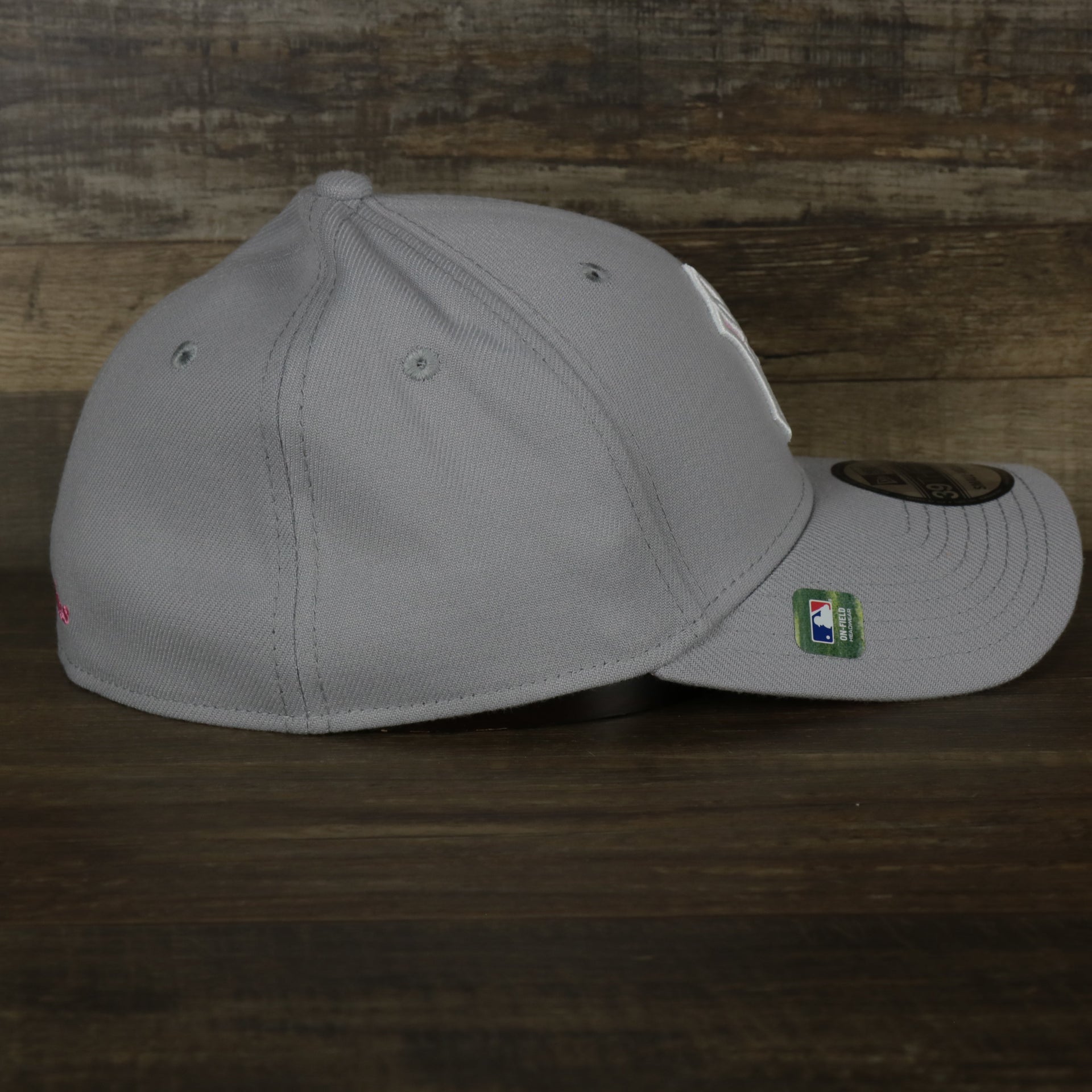 The wearer's right on the New York Mets 2022 Mother’s Day On-Field 39Thirty Flexfit Cap