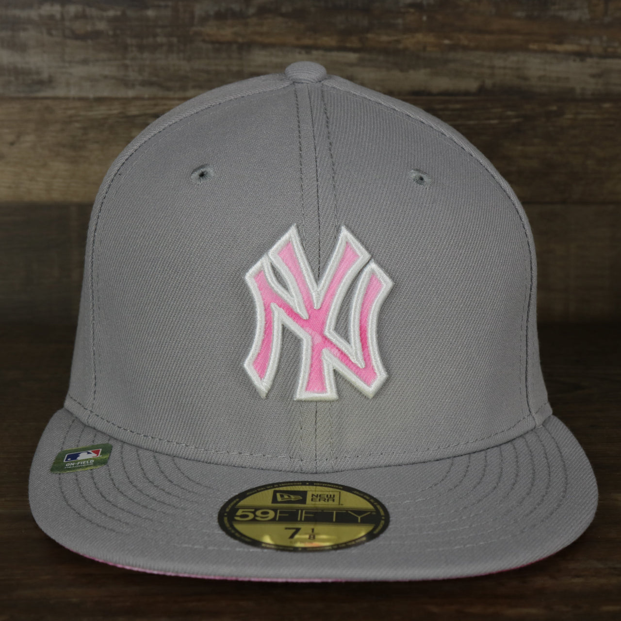 The front of the New York Yankees 2022 Mother’s Day On-Field 59Fifty Fitted Cap