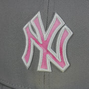 A close up of the Yankees logo on the New York Yankees 2022 Mother’s Day On-Field 59Fifty Fitted Cap
