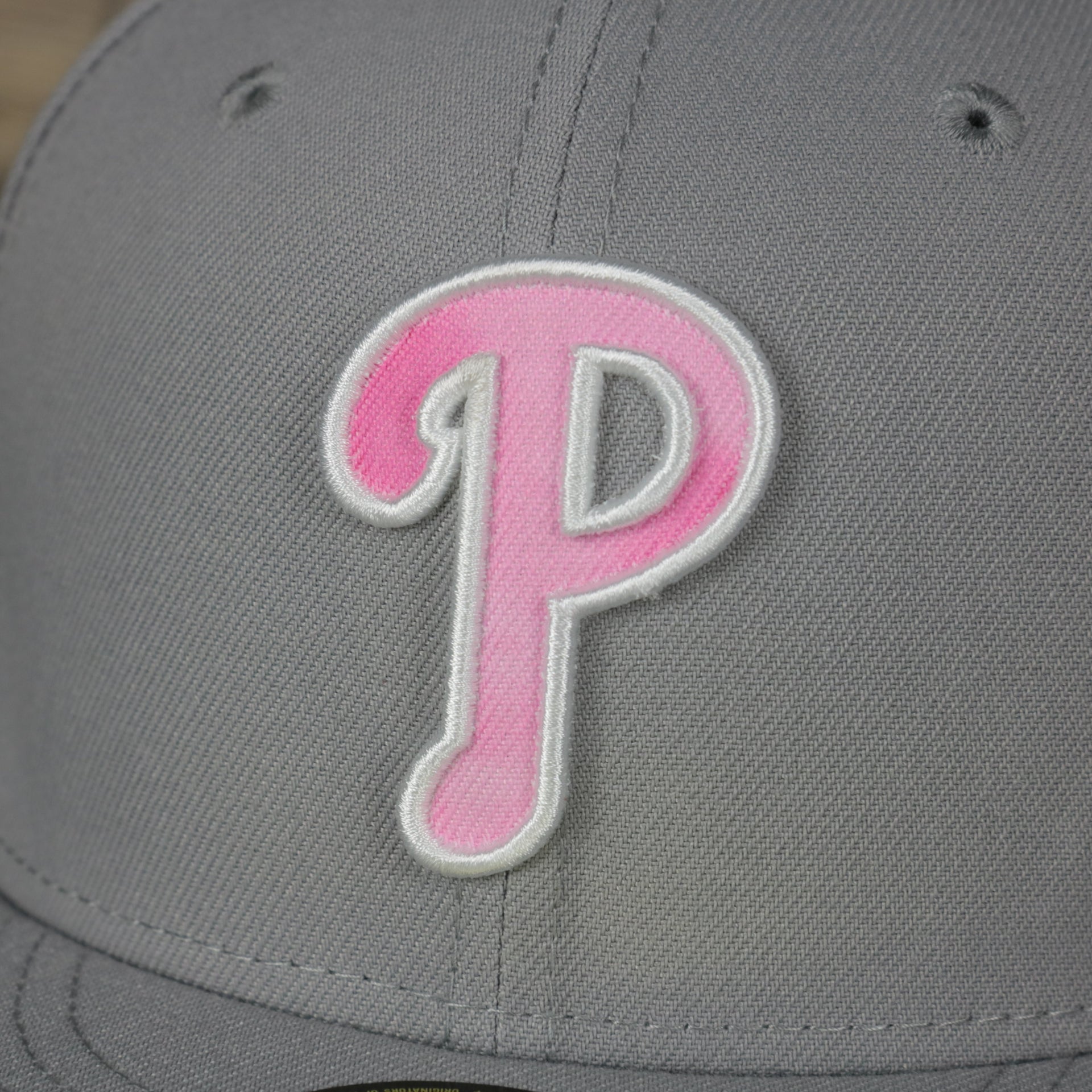 A close up of the Phillies logo on the Philadelphia Phillies 2022 Mother’s Day On-Field 59Fifty Fitted Cap